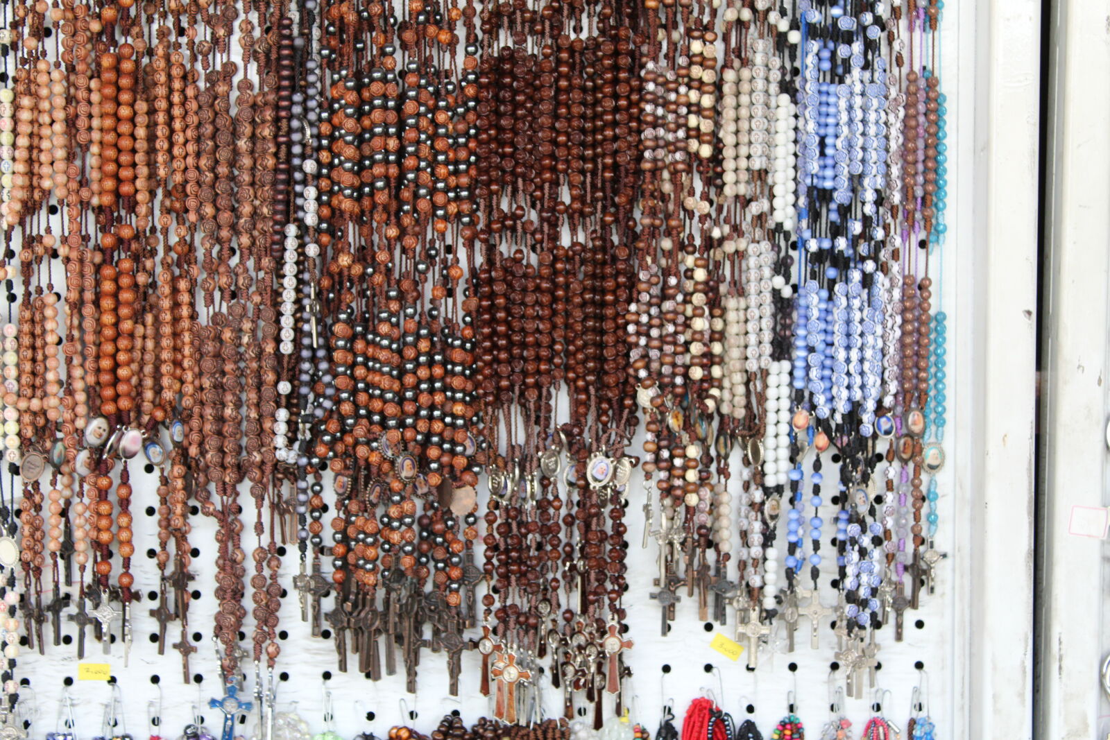Canon EOS 1300D (EOS Rebel T6 / EOS Kiss X80) sample photo. Antioquia, beads, crucifix, jerico photography