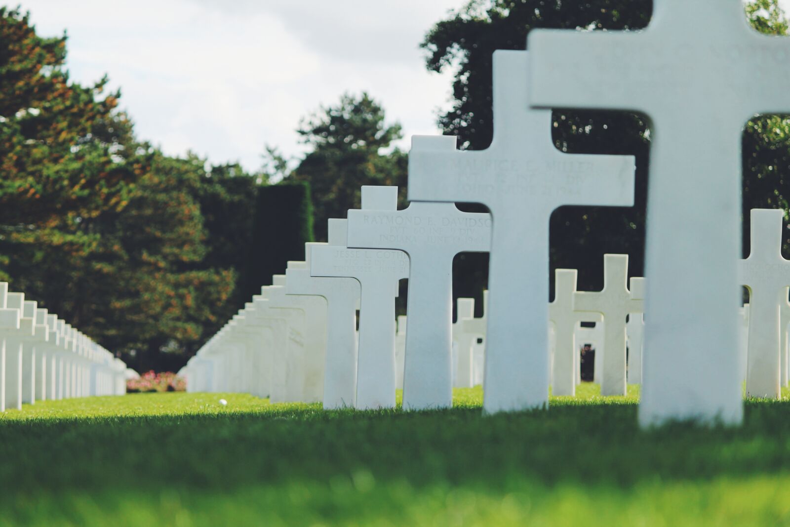 Canon EF-S 55-250mm F4-5.6 IS II sample photo. Cemetery, cross, grass photography