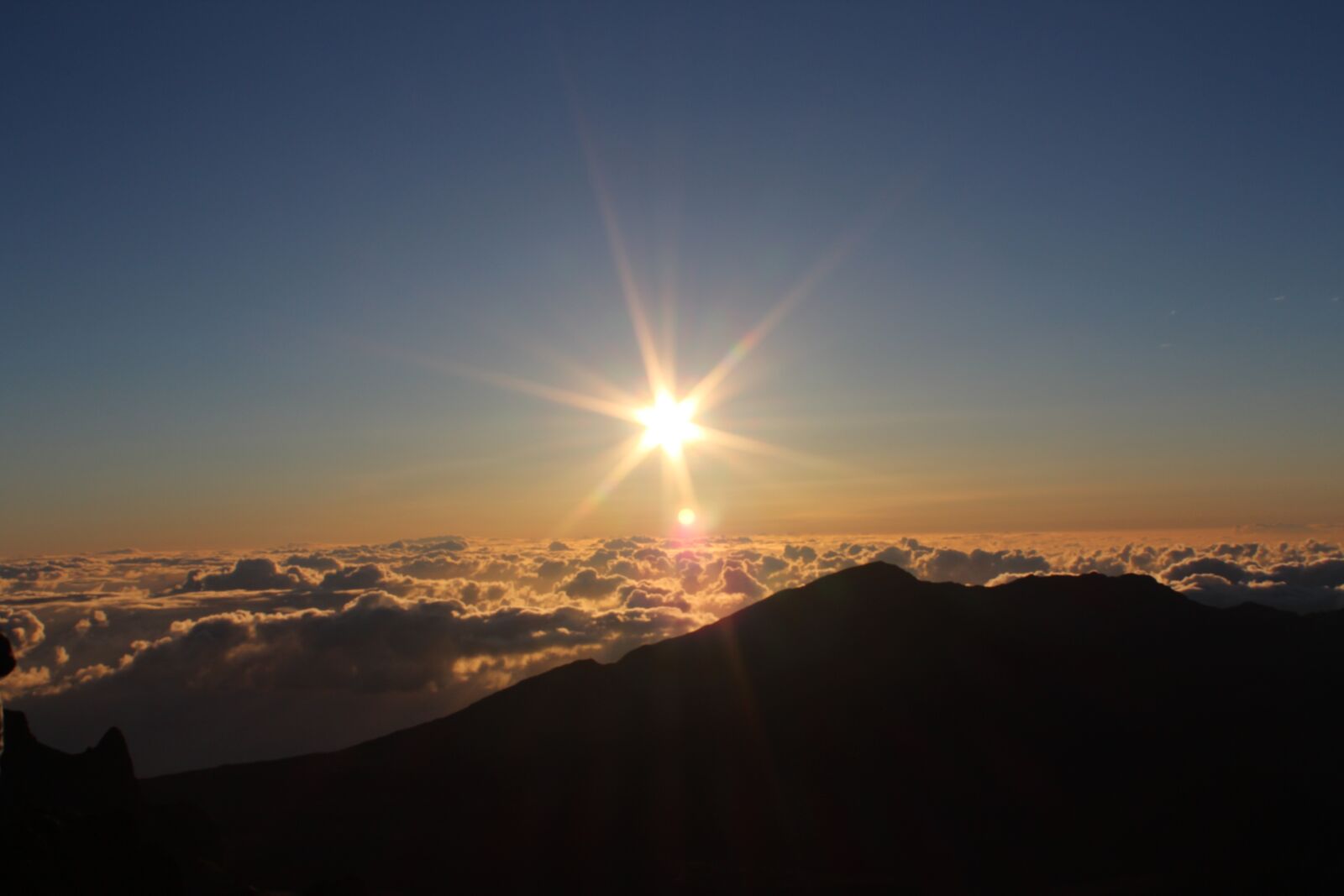 Canon EOS 600D (Rebel EOS T3i / EOS Kiss X5) sample photo. Sunrise, above the clouds photography