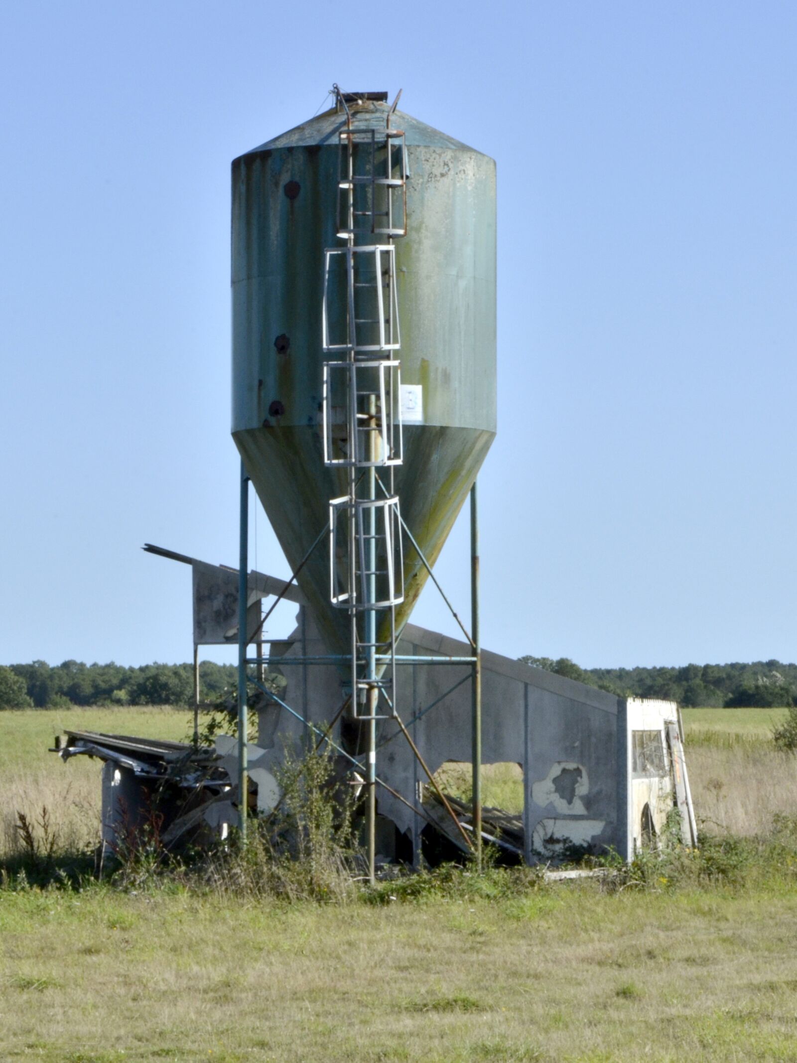 Nikon D7000 sample photo. Silo a grain, field photography