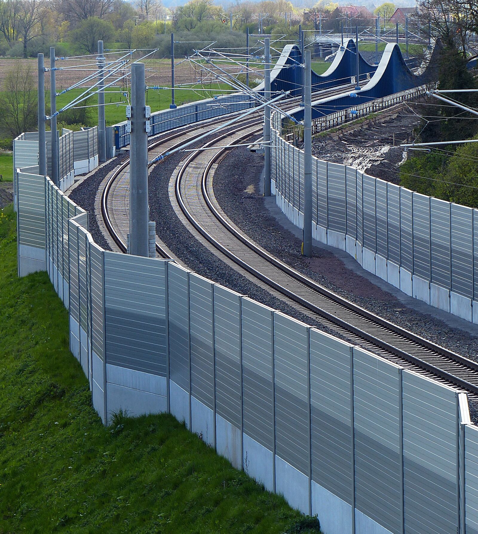 Panasonic Lumix DMC-FZ200 sample photo. Train, gleise, noise barrier photography