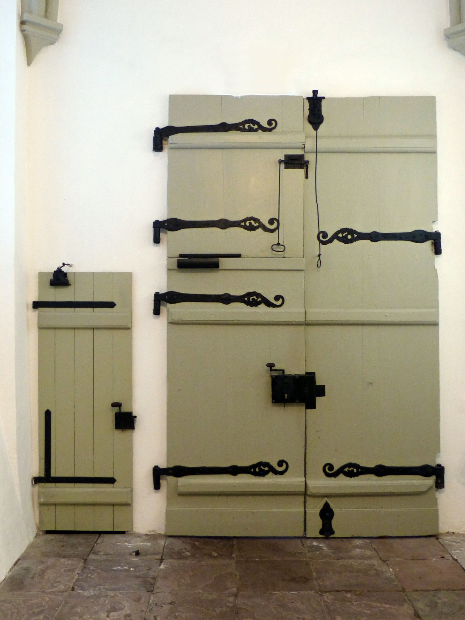 Panasonic Lumix DMC-FZ200 sample photo. Old door, historically, portal photography