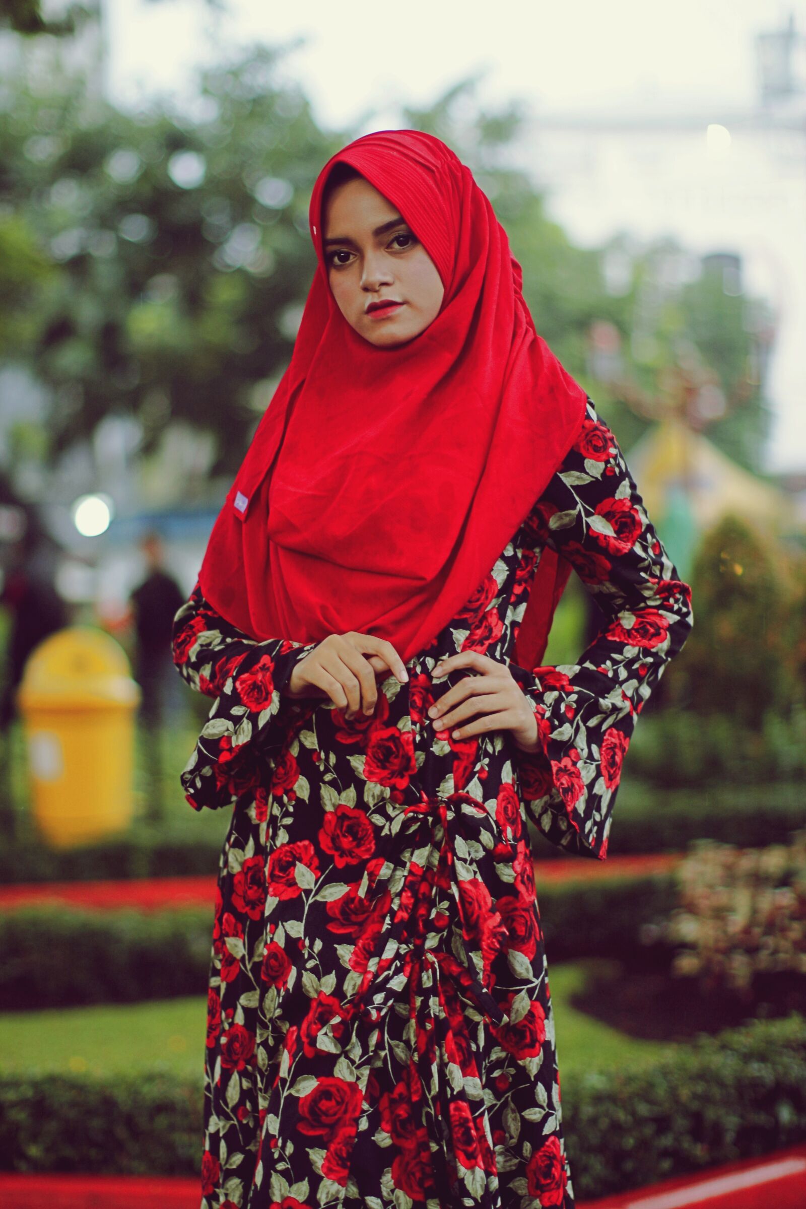Canon EOS 650D (EOS Rebel T4i / EOS Kiss X6i) + Canon EF 50mm F1.2L USM sample photo. Hijab, moslem, female photography