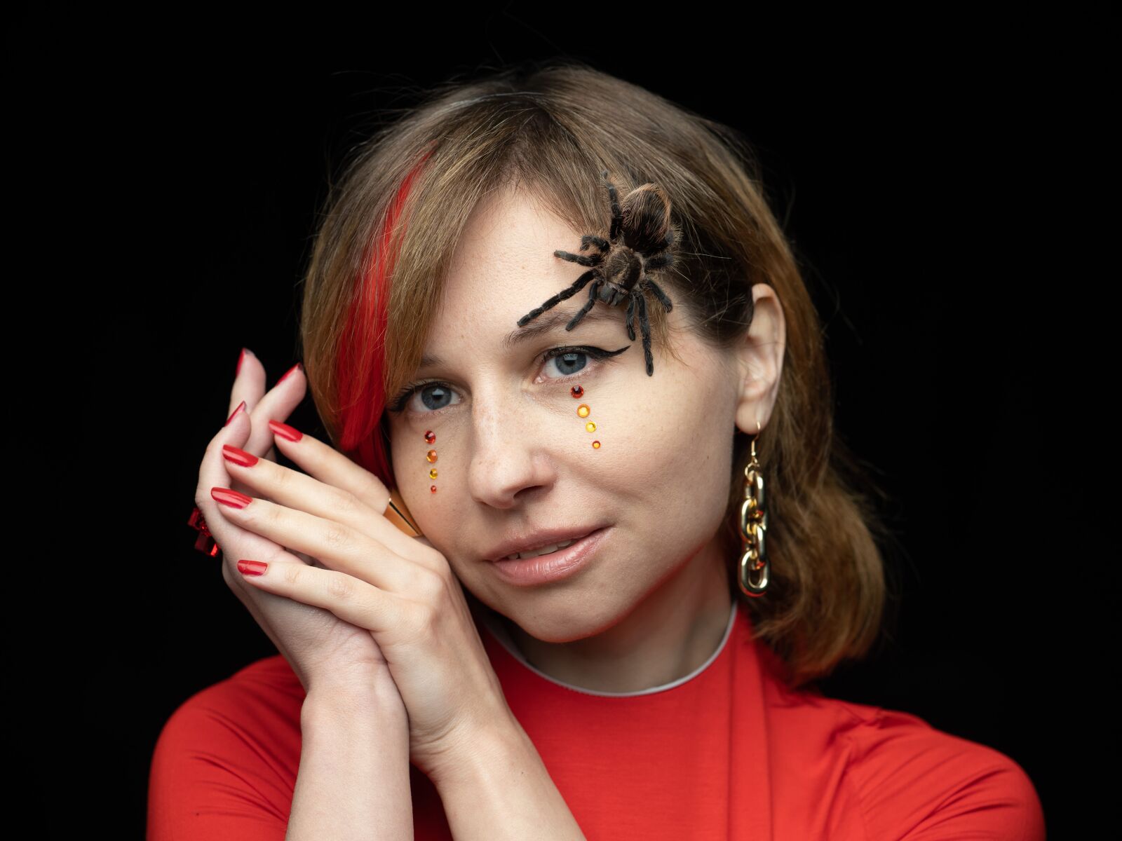Olympus OM-D E-M1 Mark III sample photo. Spider, tarantula, person photography