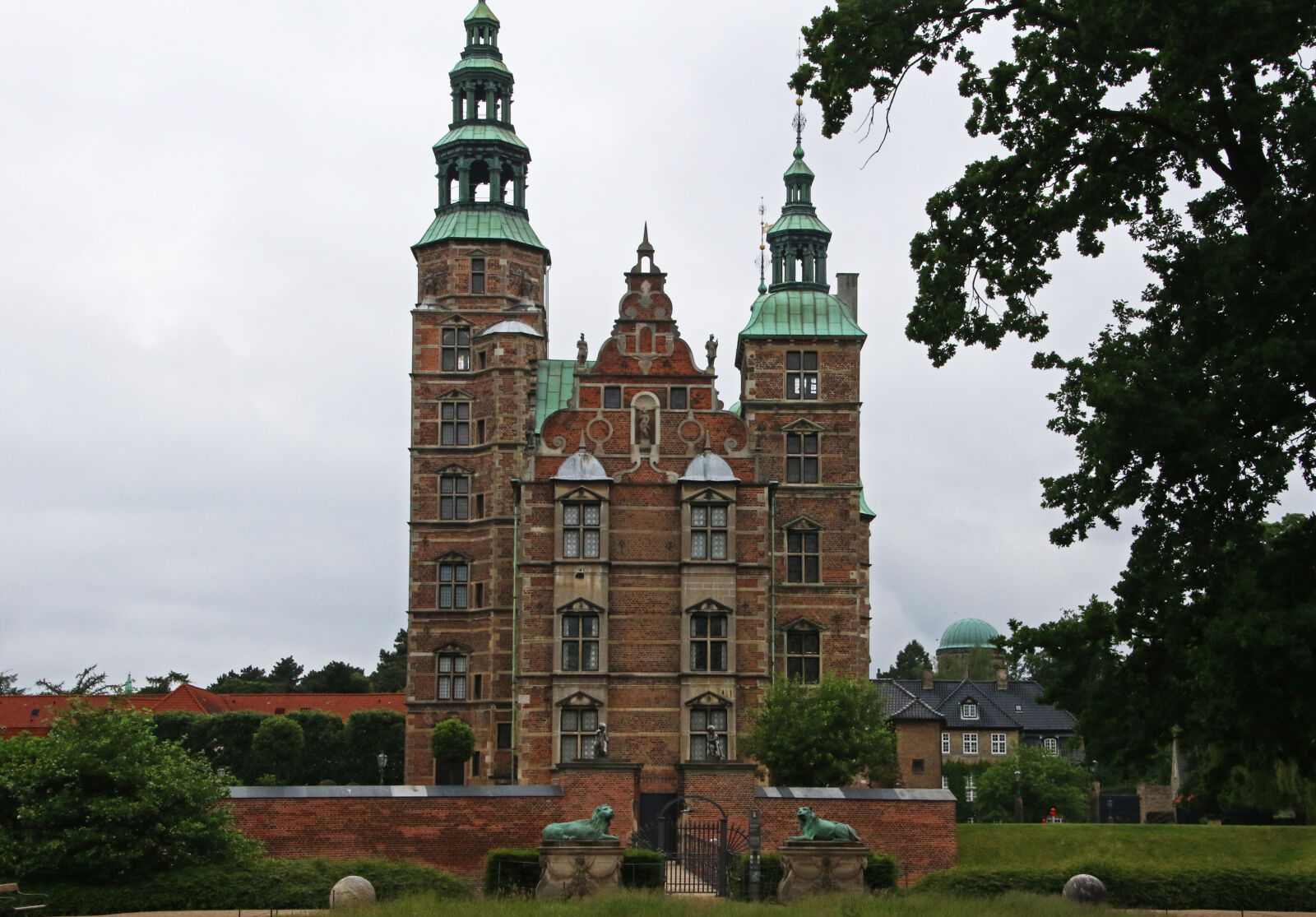 Canon EOS 7D Mark II sample photo. Arched, window, bricks, castle photography