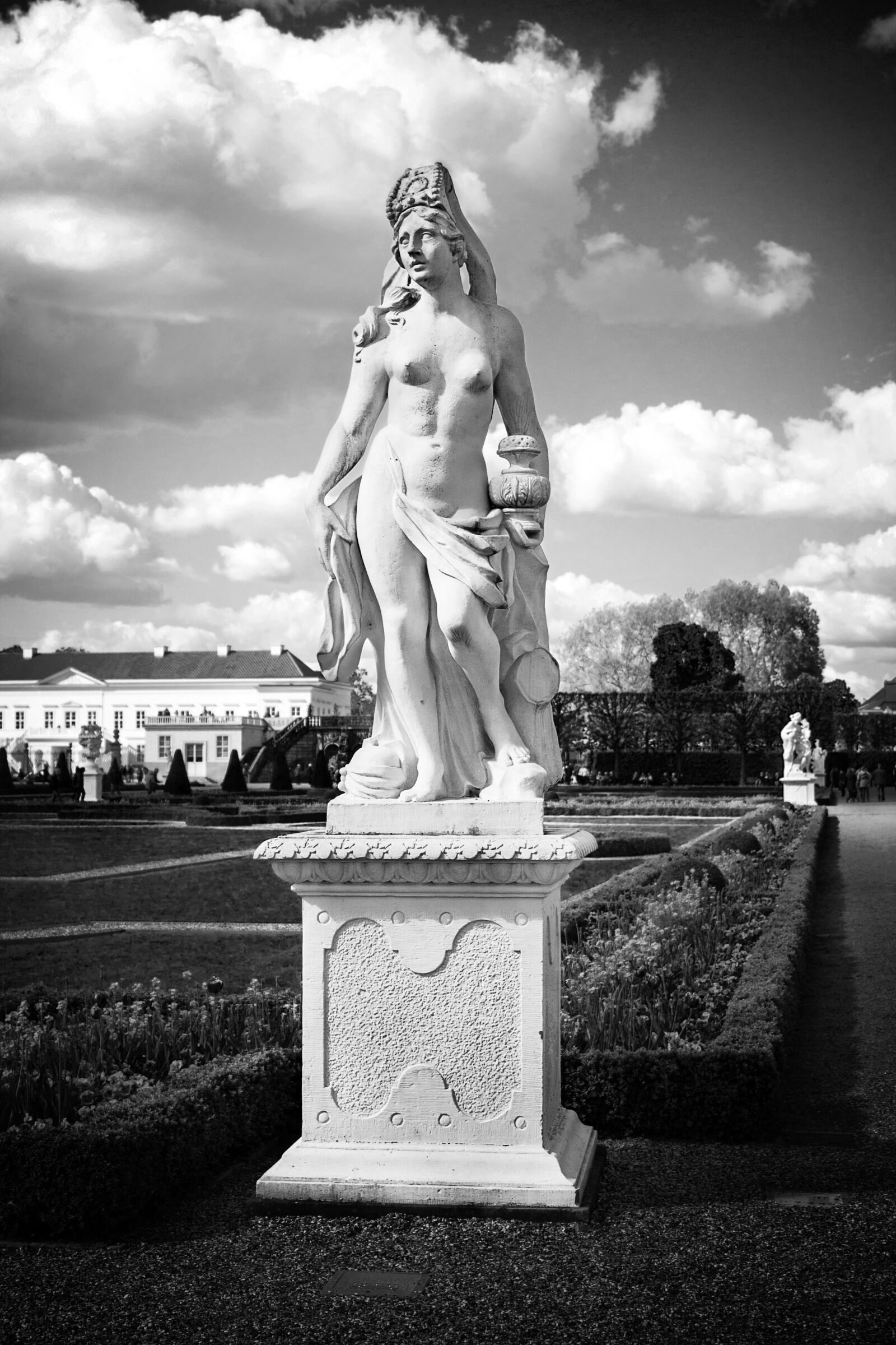 Canon EOS 1100D (EOS Rebel T3 / EOS Kiss X50) sample photo. Statue, figure, woman photography