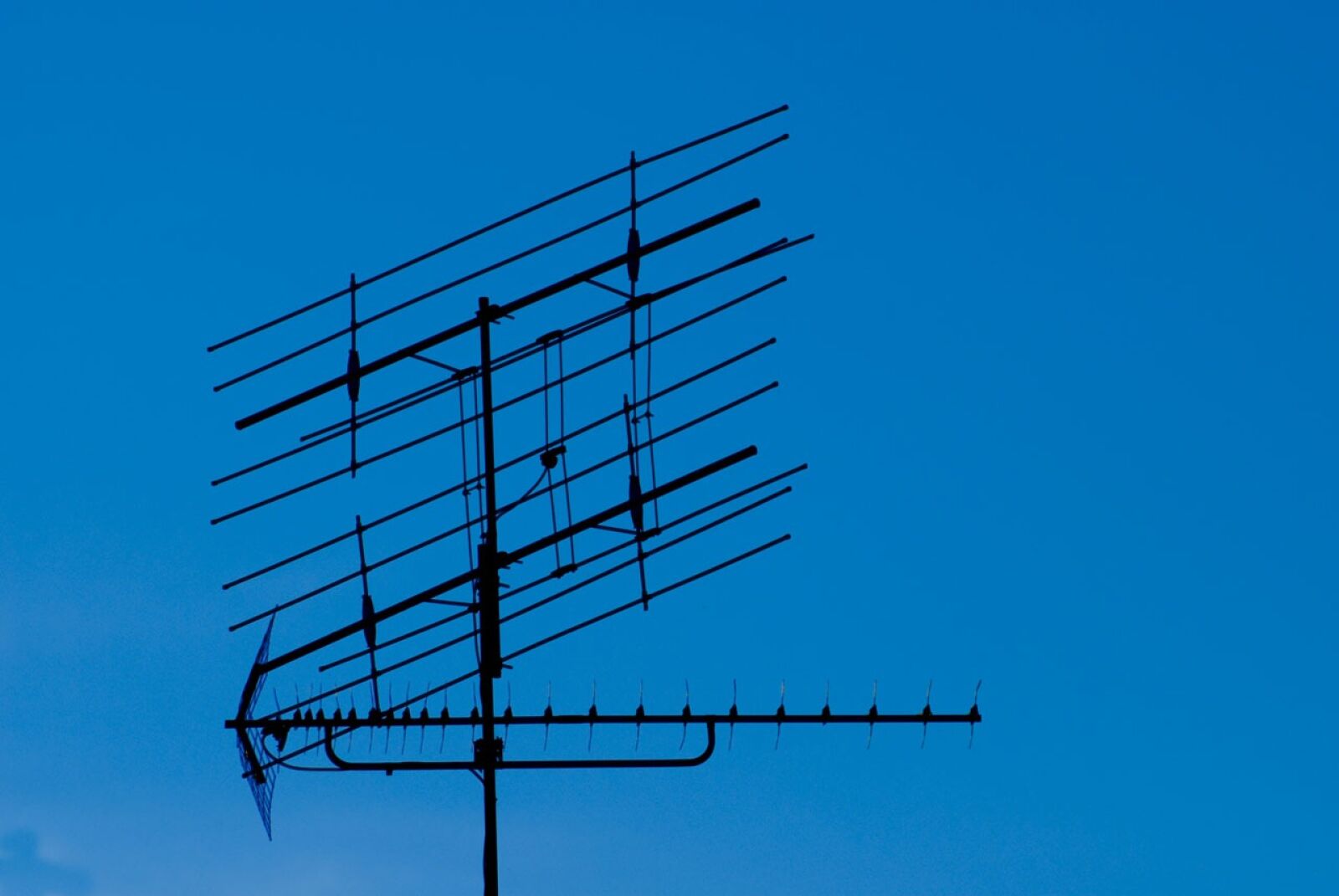 Nikon D200 sample photo. Aerial, antenna, broadcast, metal photography