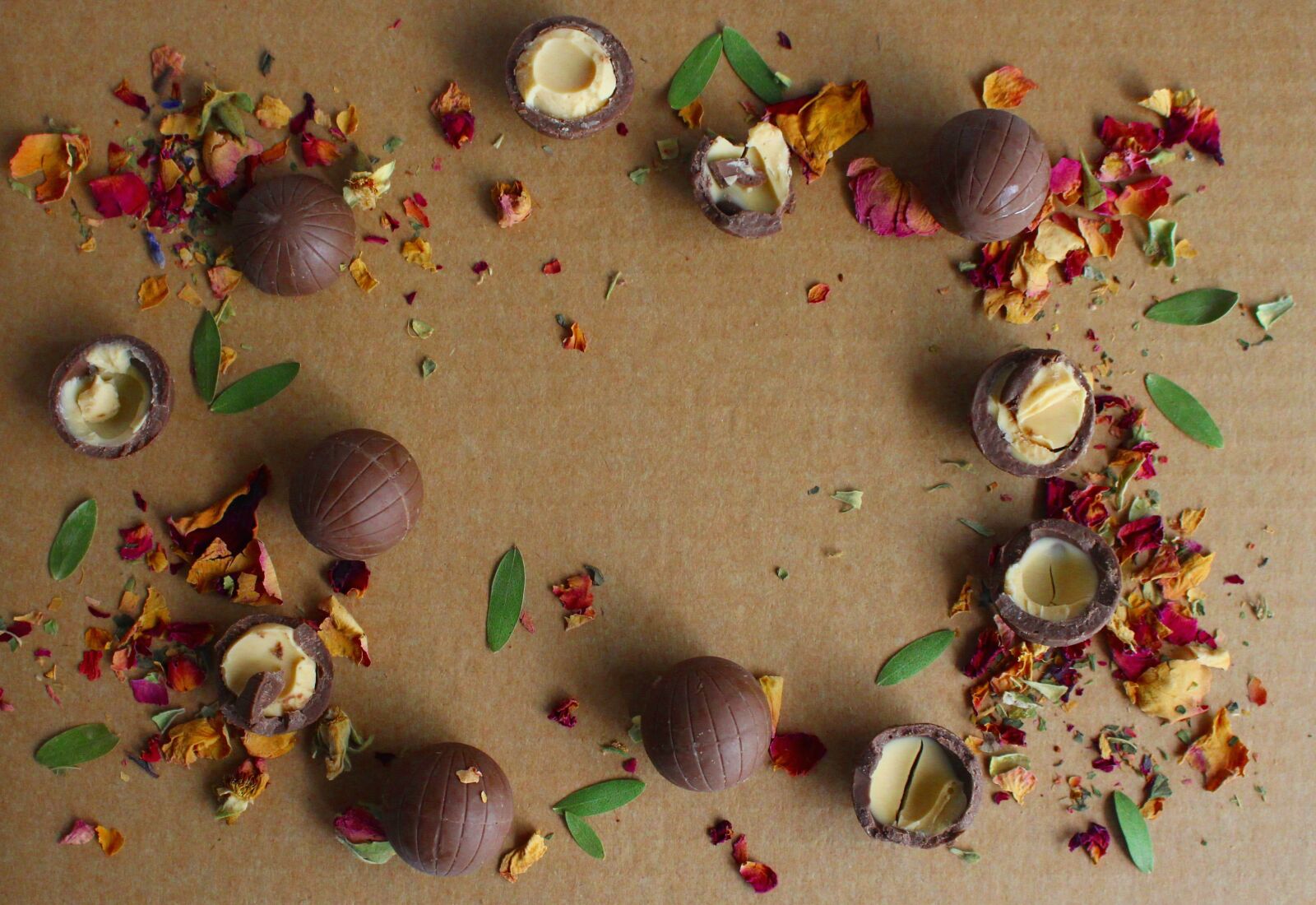 Canon EOS 700D (EOS Rebel T5i / EOS Kiss X7i) sample photo. Chocolate, roses, gift photography