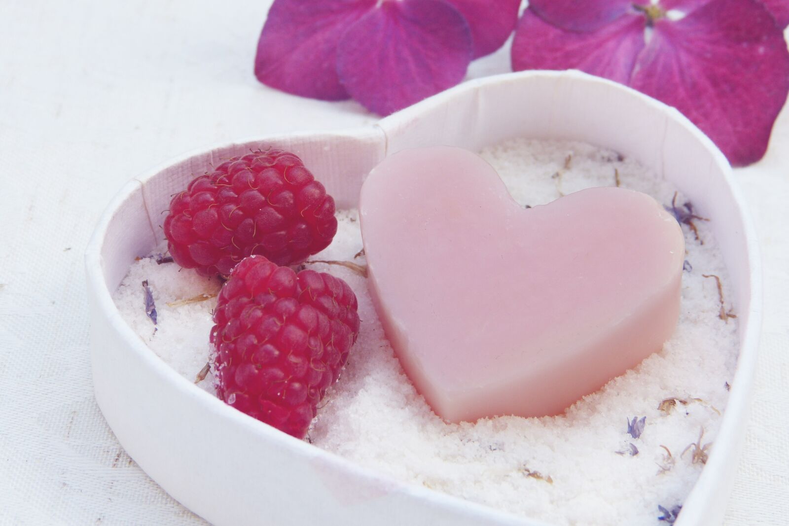 Panasonic Lumix DMC-FZ150 sample photo. Soap, heart, pink photography