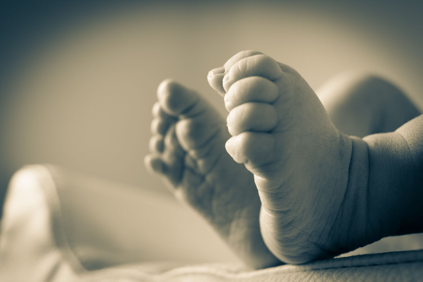 Canon EF-S 24mm F2.8 STM sample photo. Newborn, child, feed photography