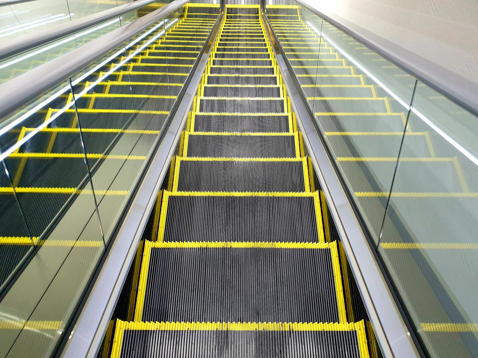 Samsung Galaxy Note9 sample photo. Building, escalator, architecture photography