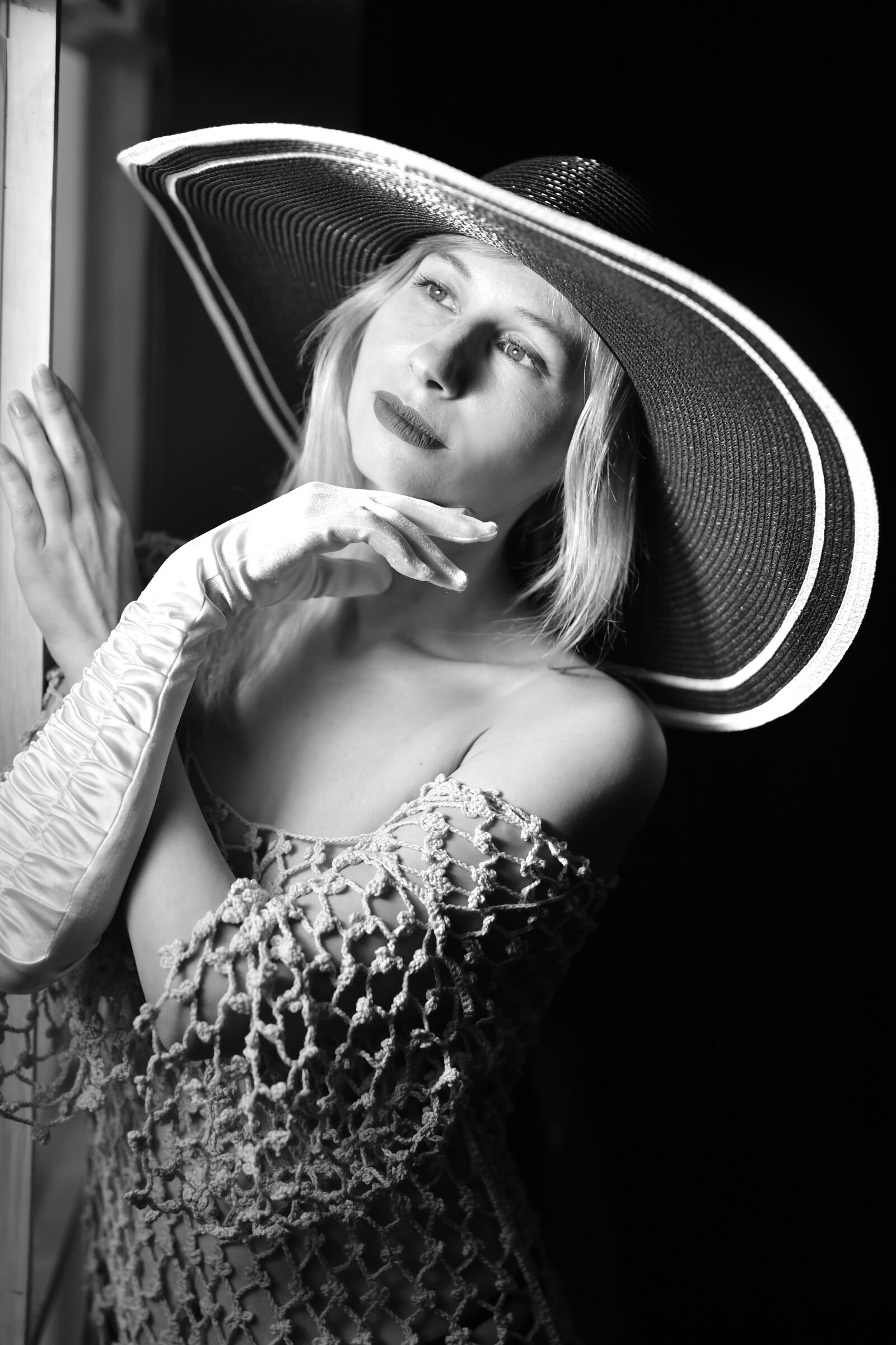 Nikon D5 sample photo. Wide-brimmed hat, portrait, monochrome photography