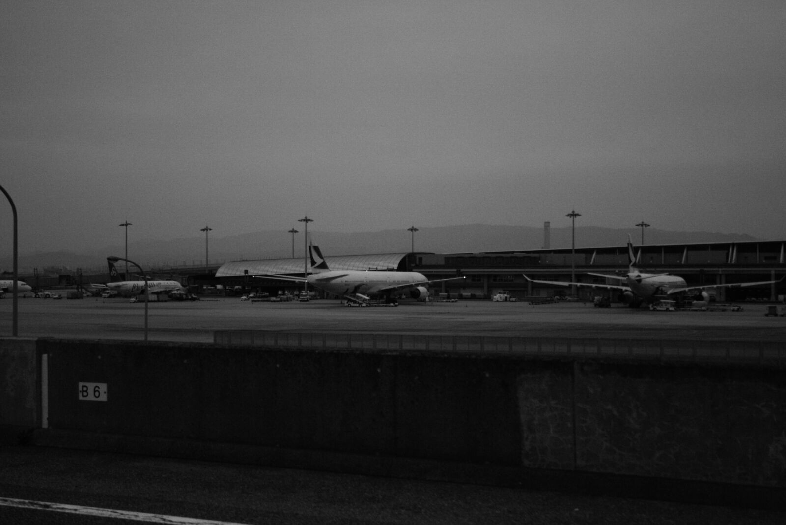 Canon EOS 400D (EOS Digital Rebel XTi / EOS Kiss Digital X) sample photo. Airplane, airport photography