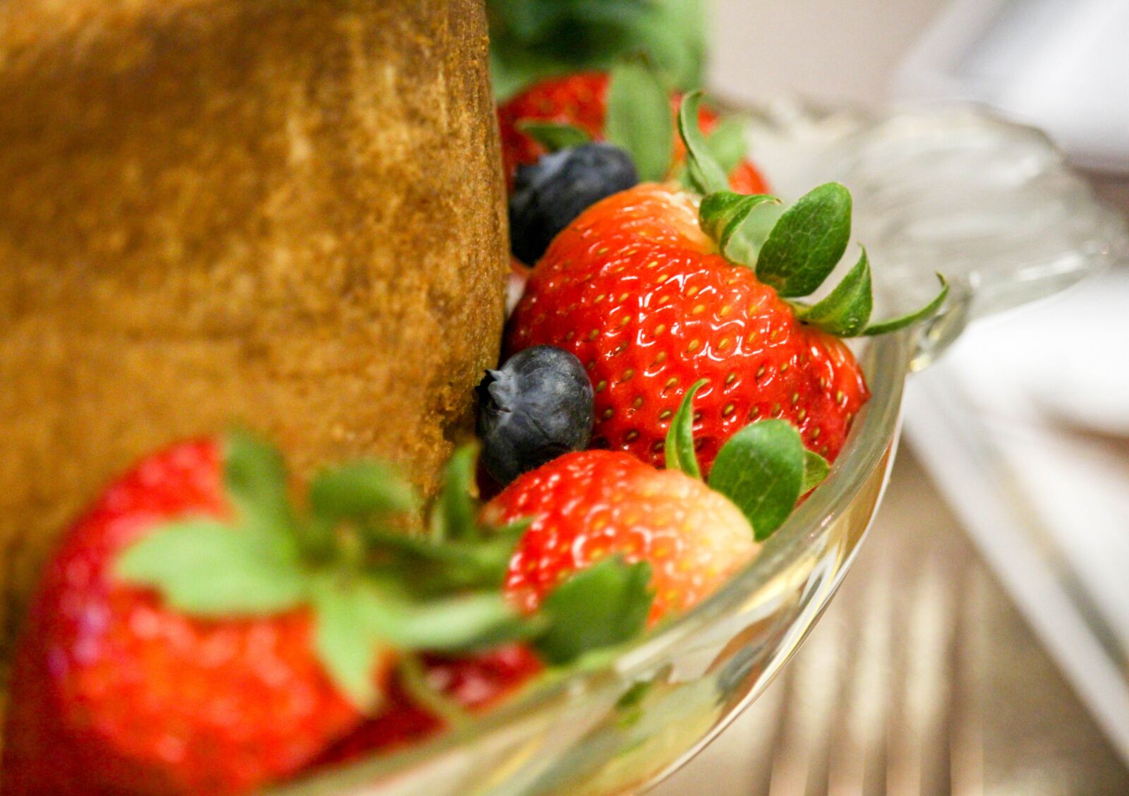 Canon EOS 700D (EOS Rebel T5i / EOS Kiss X7i) sample photo. Cake, blueberry, strawberry photography