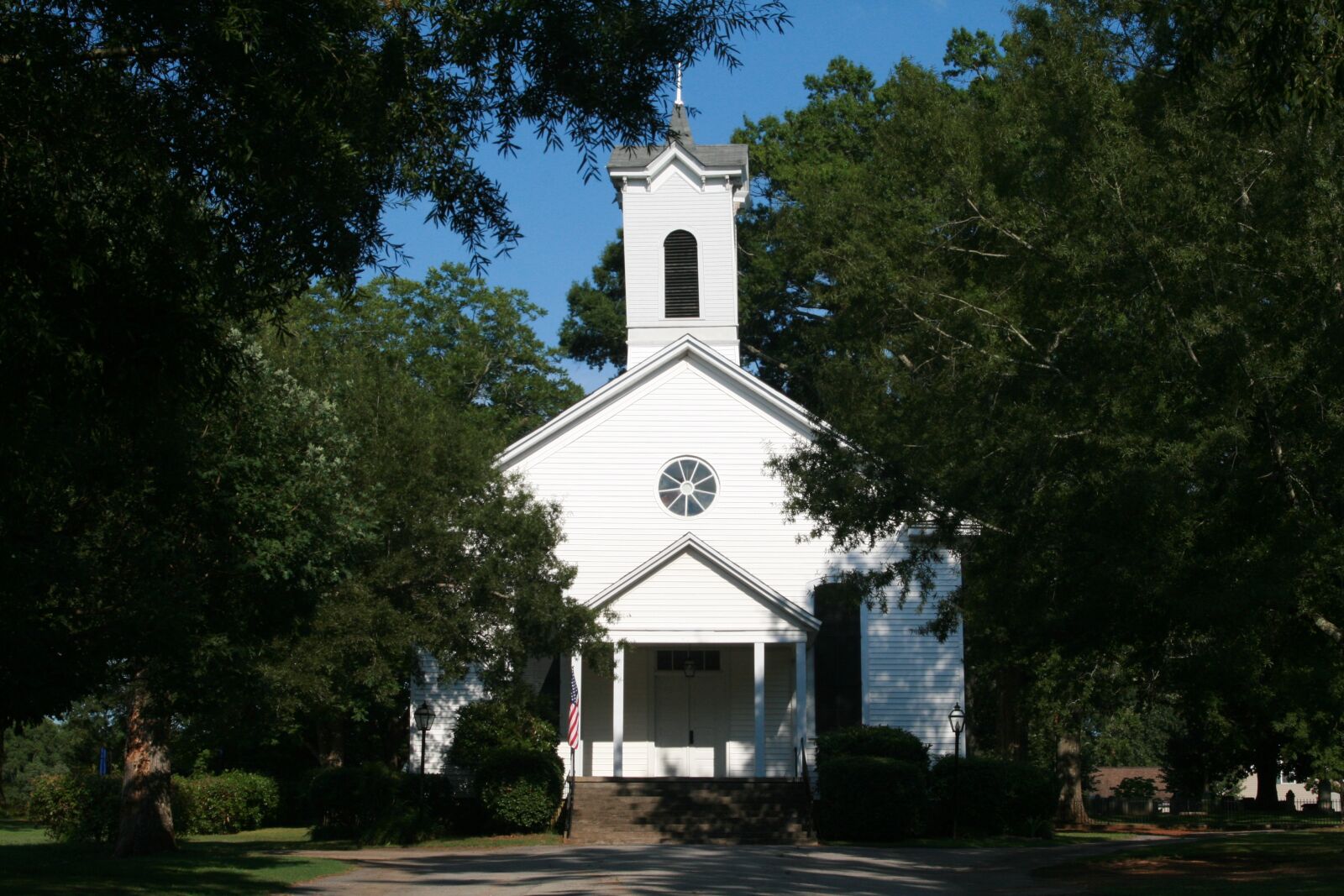 Canon EOS 400D (EOS Digital Rebel XTi / EOS Kiss Digital X) sample photo. Country church, woods, religion photography