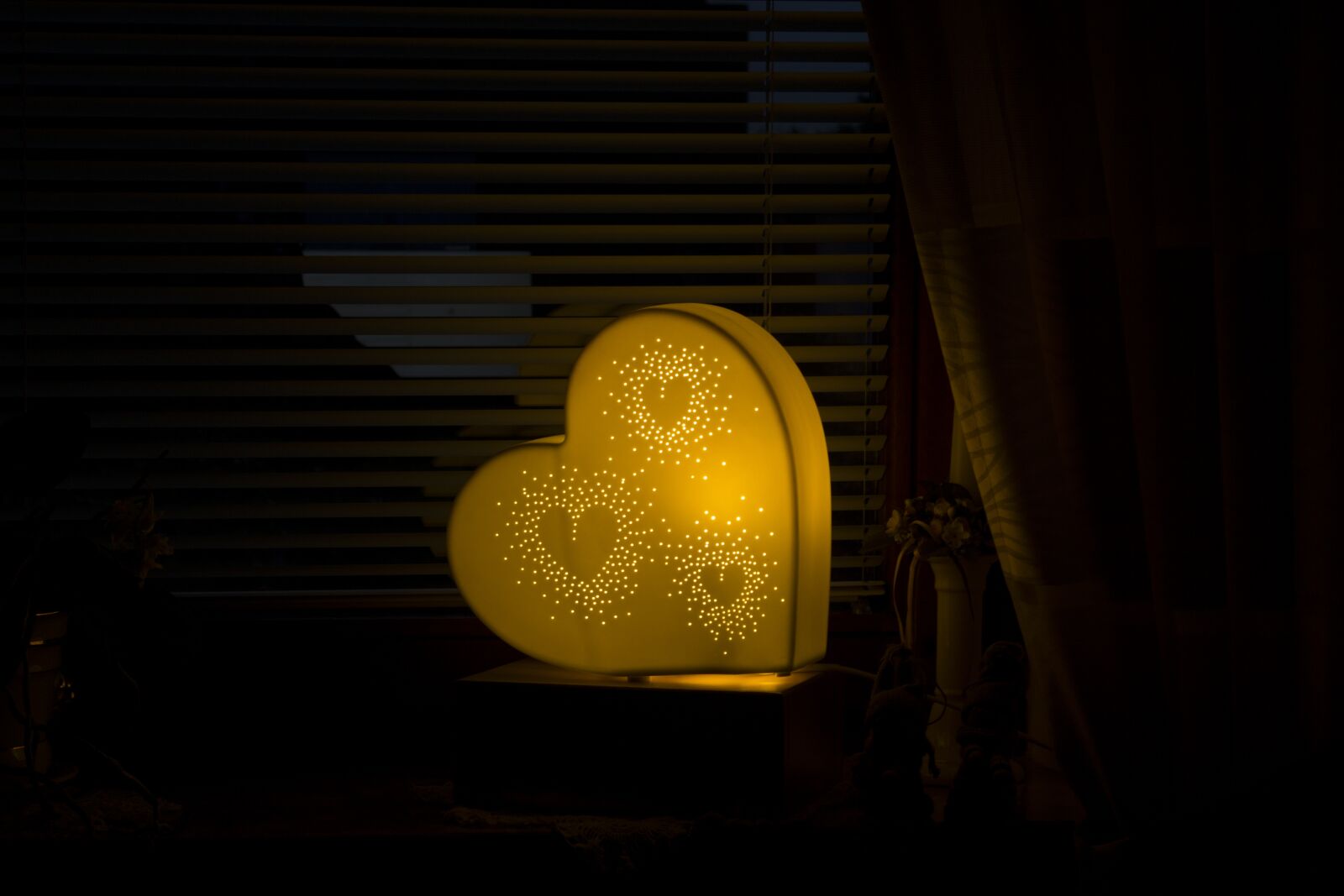 Canon EOS 60D + Canon EF-S 18-55mm F3.5-5.6 IS STM sample photo. Heart, light, background photography