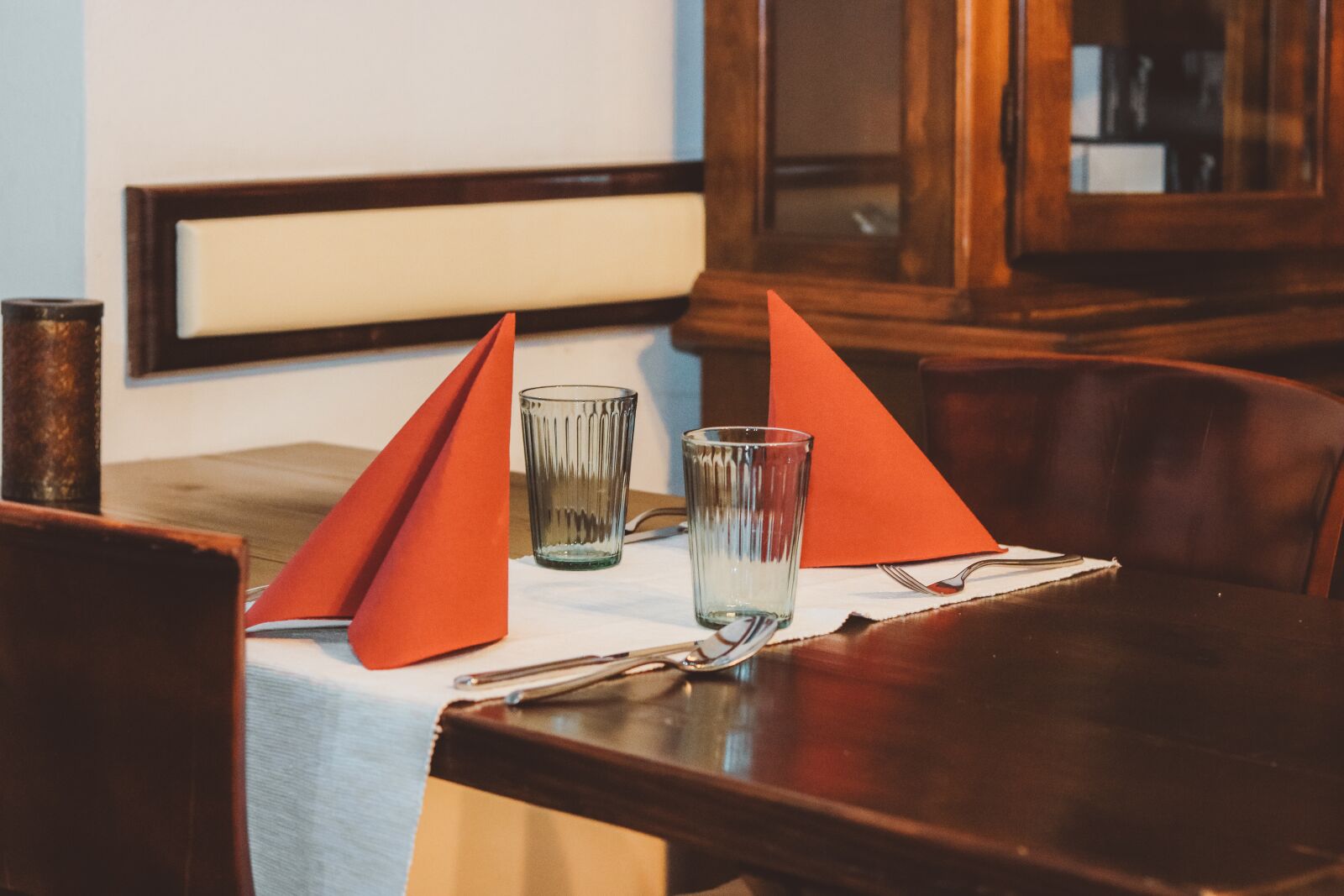 Canon EOS 750D (EOS Rebel T6i / EOS Kiss X8i) sample photo. Restaurant, food, reserved photography