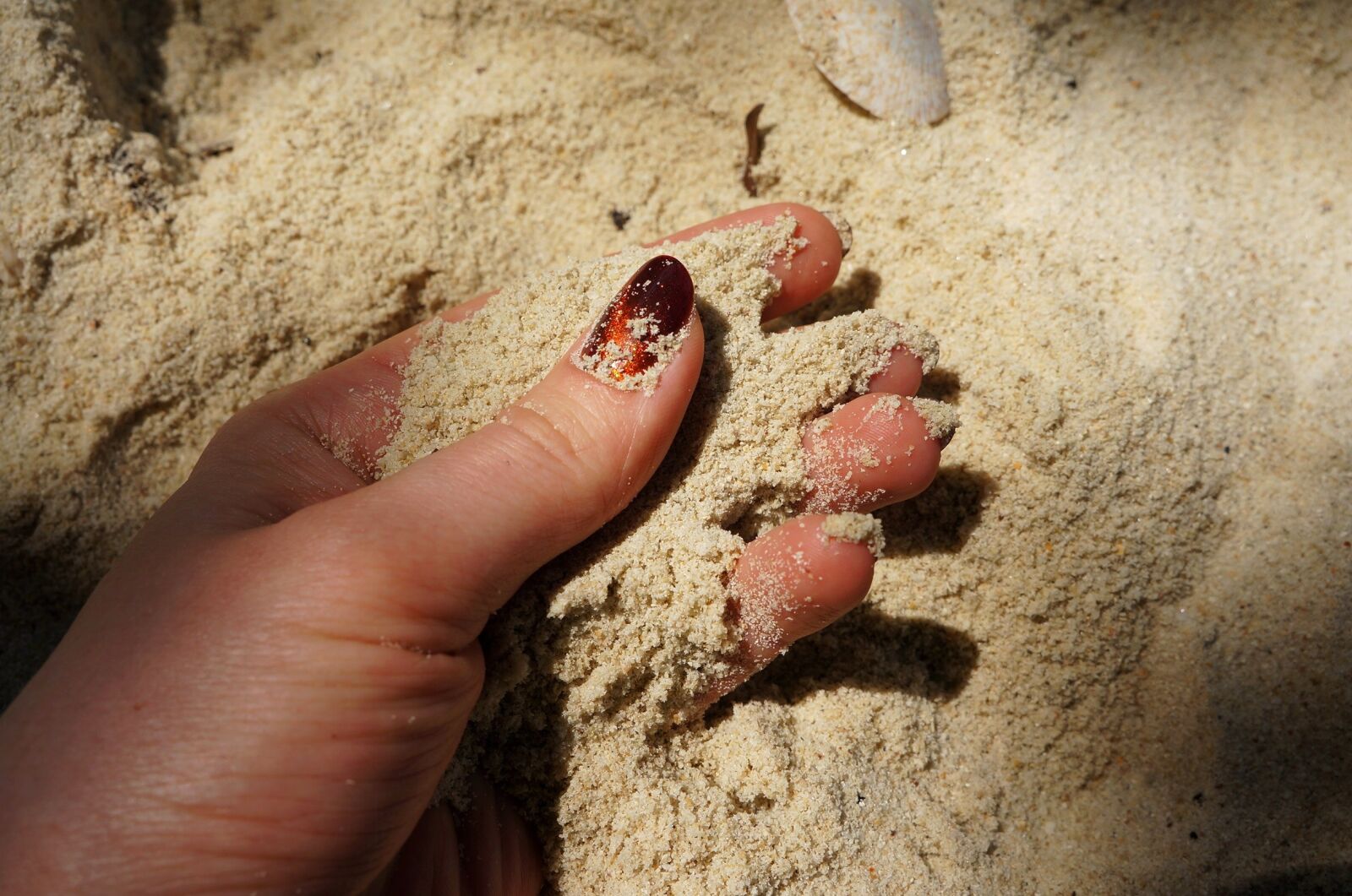 Sony Alpha NEX-5N + Sony E 18-55mm F3.5-5.6 OSS sample photo. Hands, manicure, sand photography