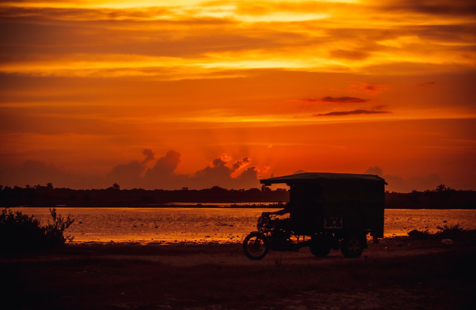 Canon EOS 600D (Rebel EOS T3i / EOS Kiss X5) + EF75-300mm f/4-5.6 sample photo. Sunset, beach, tricycle photography