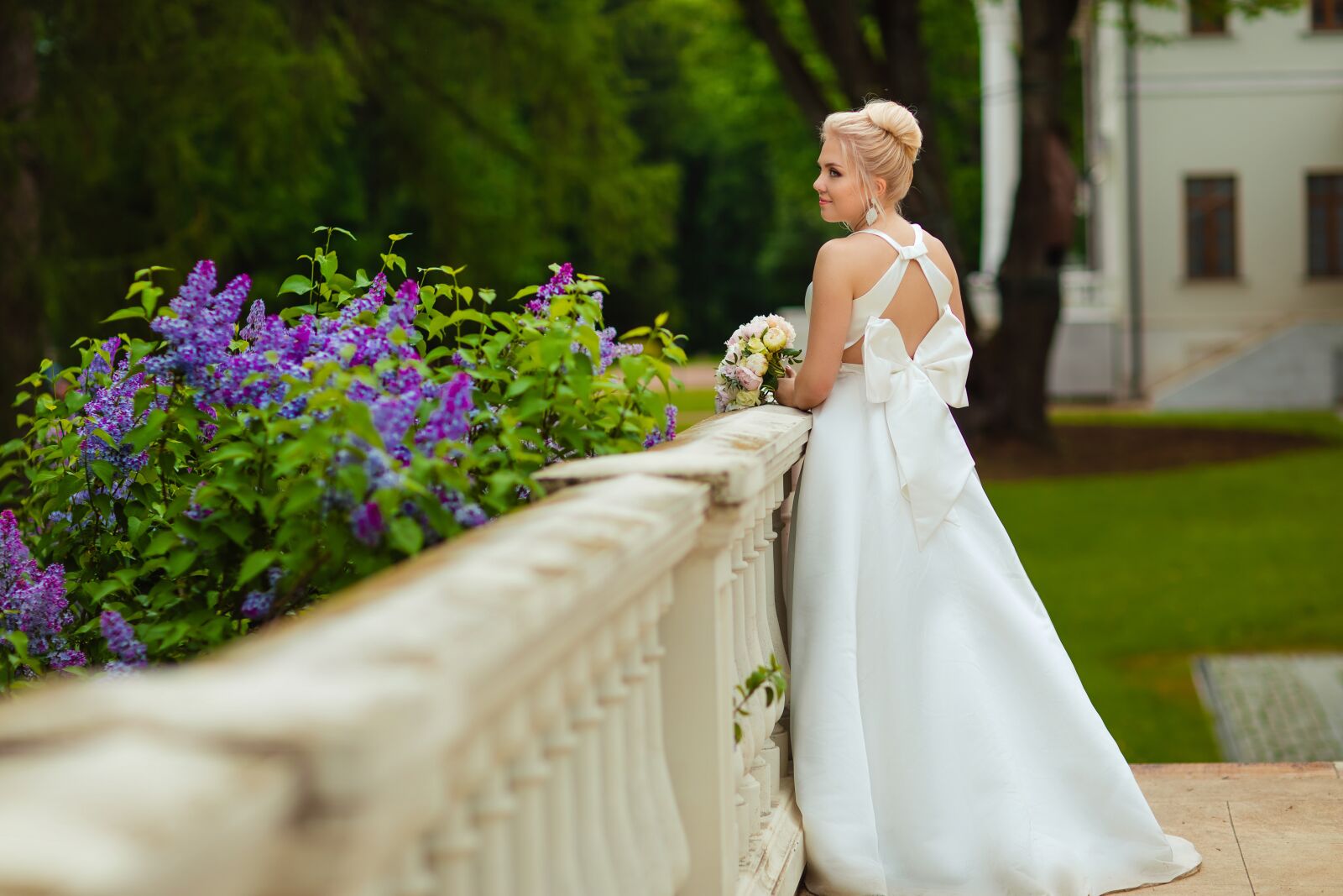 Canon EOS 5D Mark IV sample photo. Wedding, bride, bouquet photography