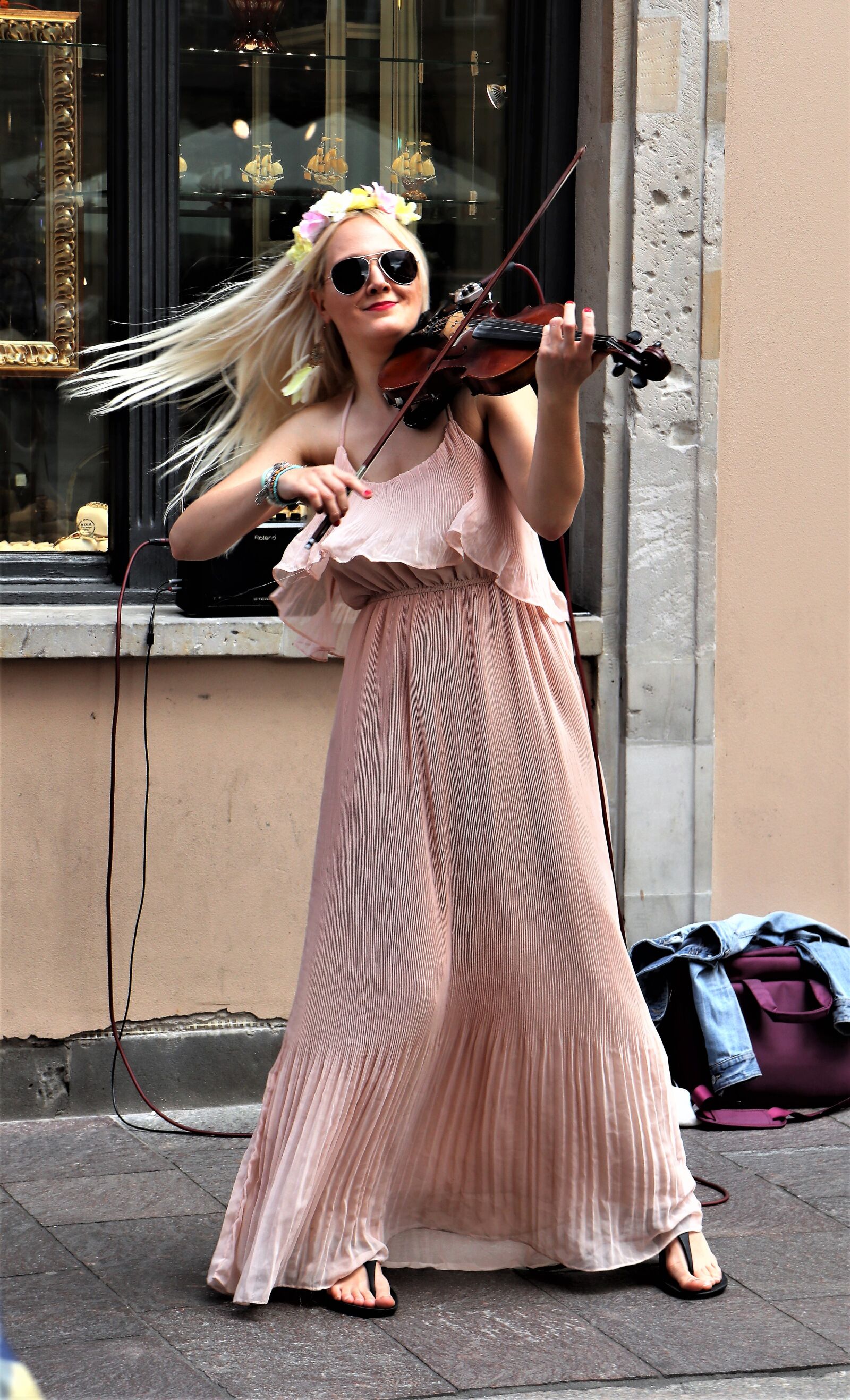 Canon EF-M 18-150mm F3.5-6.3 IS STM sample photo. Violin, concert, street photography