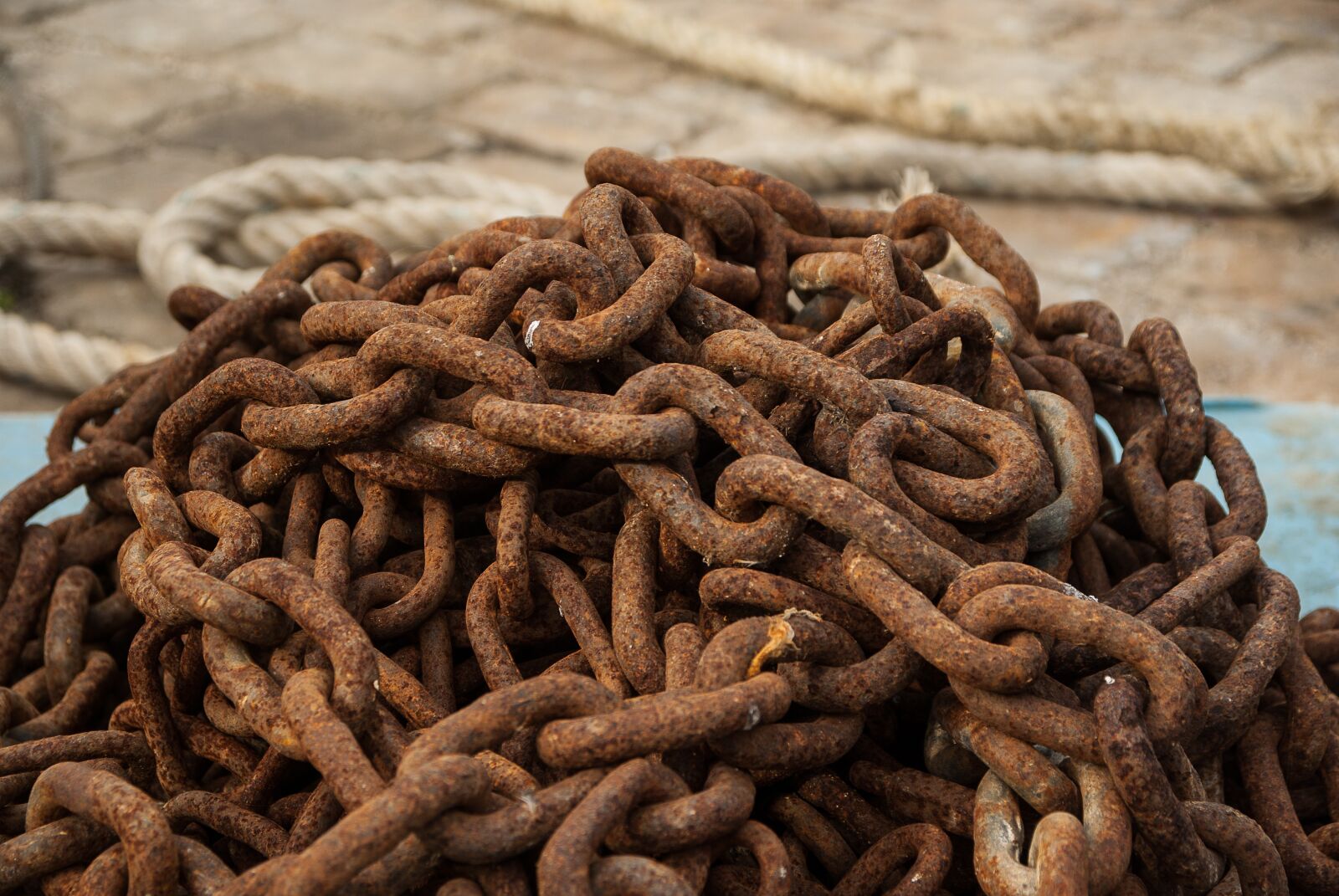 Pentax K10D sample photo. String, rust, rings photography
