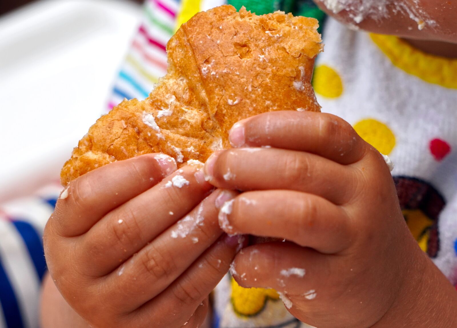 Sony E 55-210mm F4.5-6.3 OSS sample photo. Children's hands, hands, eat photography