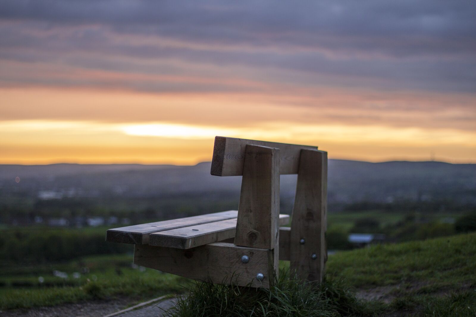 Canon EOS 500D (EOS Rebel T1i / EOS Kiss X3) + Canon EF 50mm F1.8 STM sample photo. Sunset, bench, solitary photography