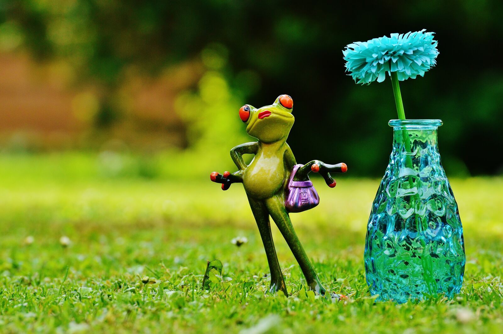 Nikon D3200 sample photo. Vase, flower, frog photography