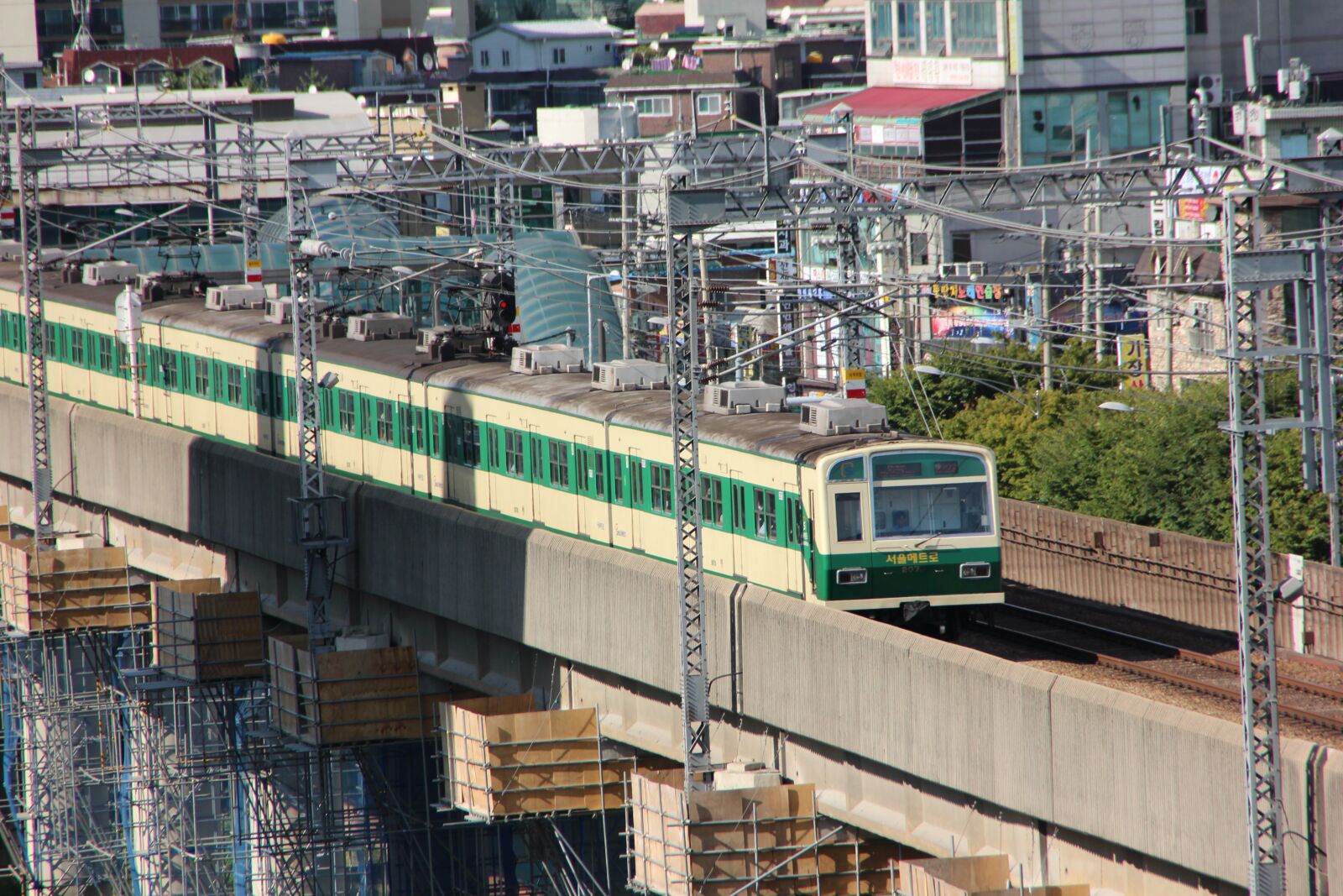 Canon EOS 600D (Rebel EOS T3i / EOS Kiss X5) sample photo. Train, subway, republic of photography