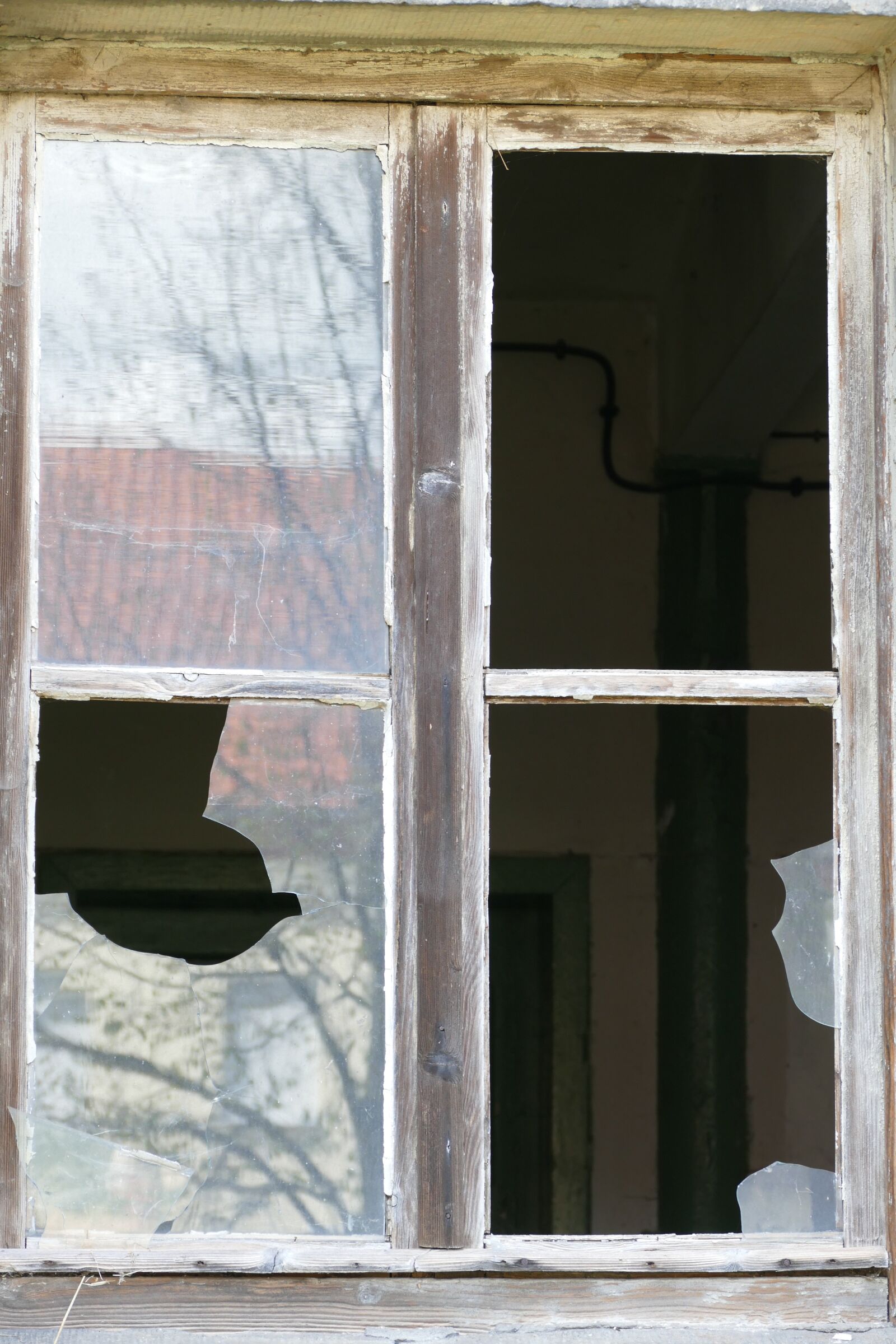 Panasonic Lumix DMC-FZ1000 sample photo. Ruin, decay, window photography