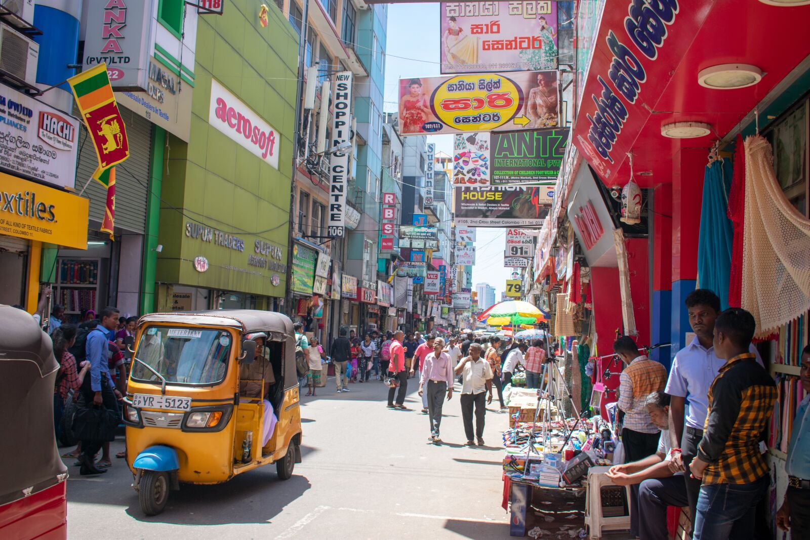 Nikon D3400 sample photo. Busy street, sri lanka photography