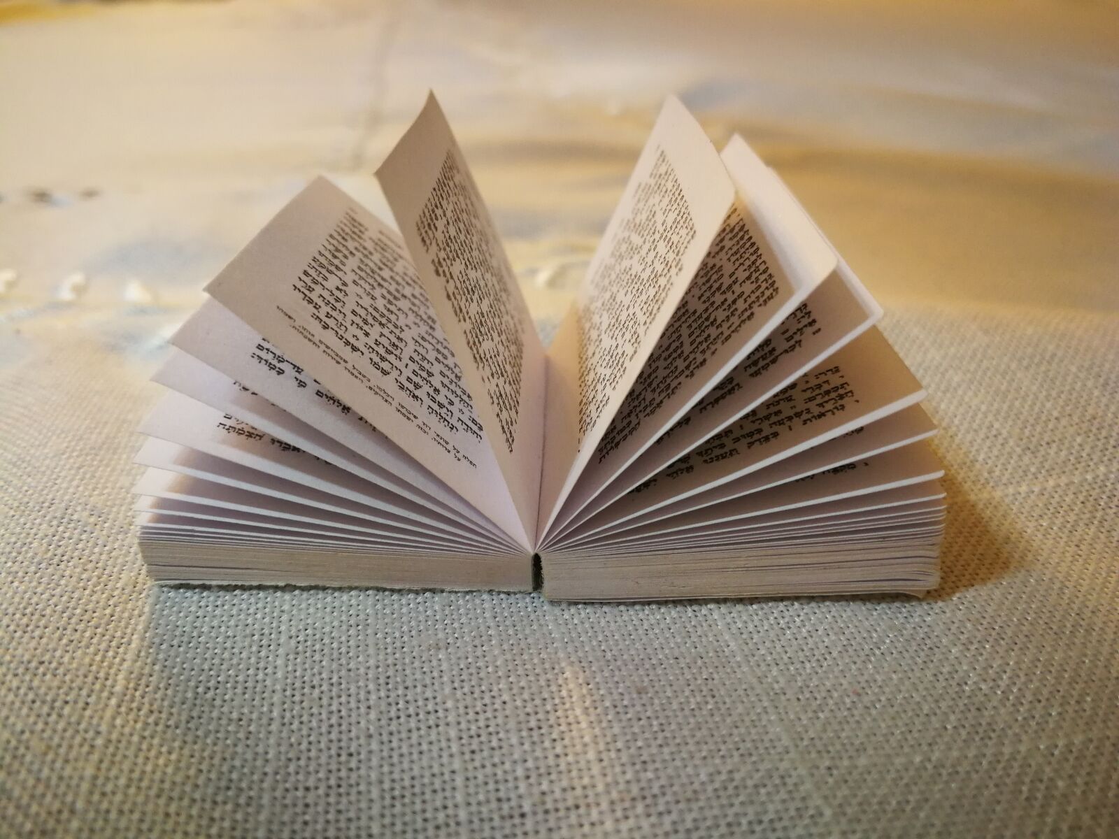 HUAWEI P10 sample photo. Book, jewish, psalms photography