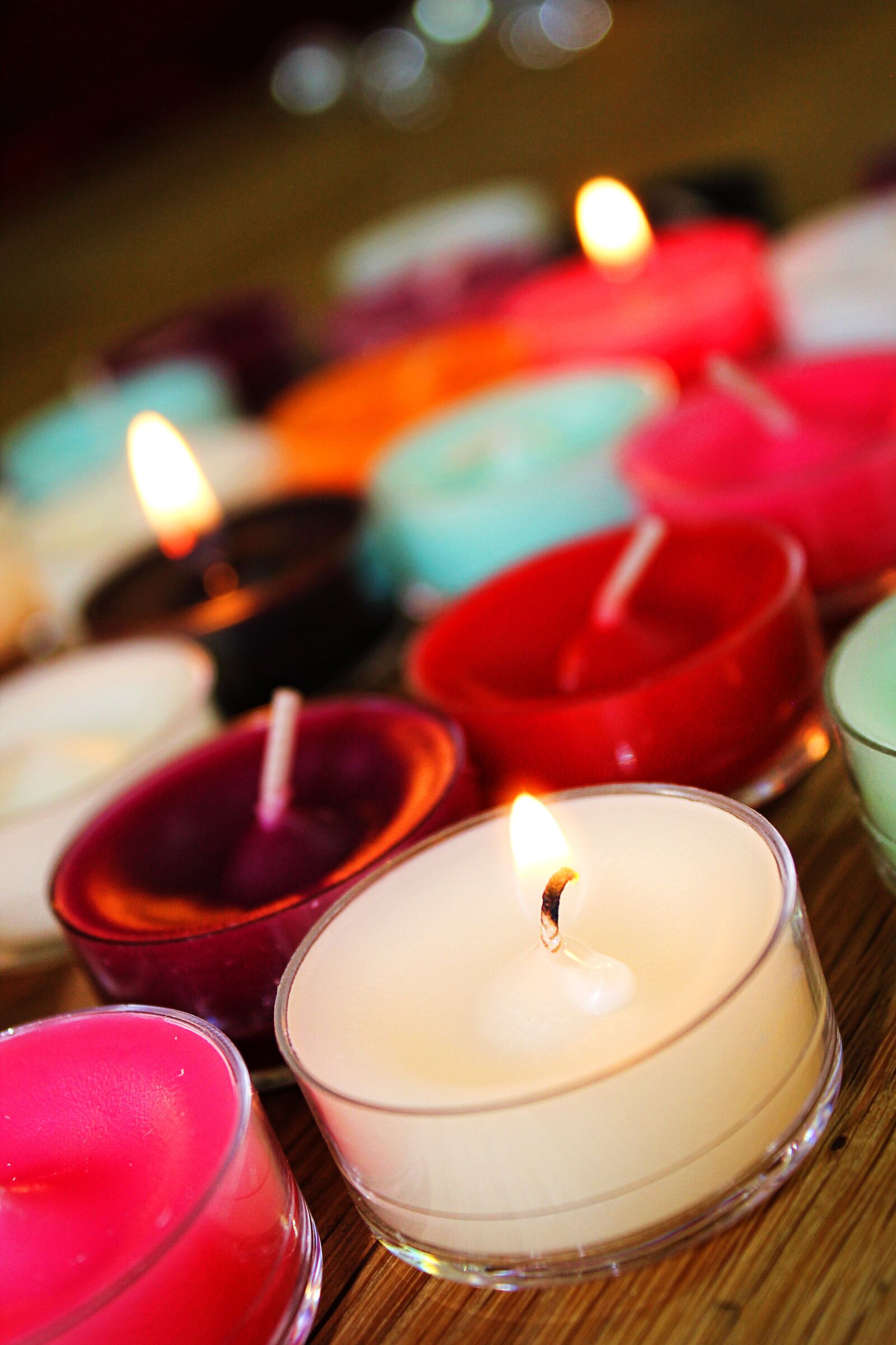 Canon EOS 550D (EOS Rebel T2i / EOS Kiss X4) sample photo. Candles, flame, colorful photography