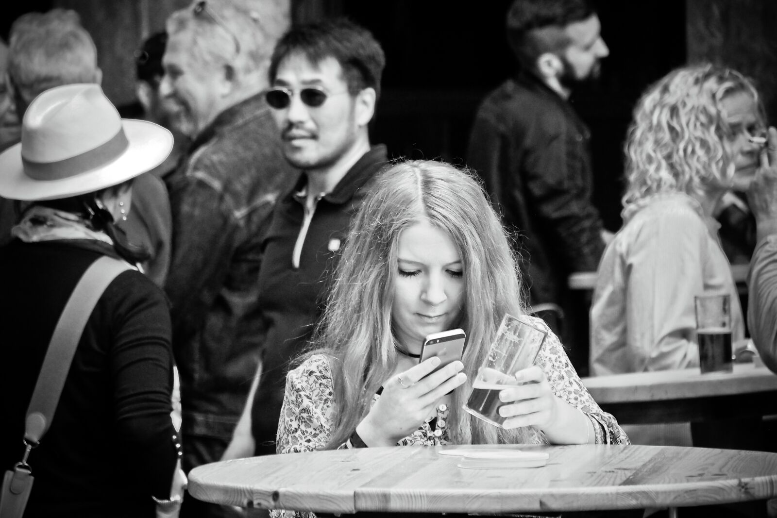 Olympus OM-D E-M10 sample photo. Woman, beer, smartphone photography