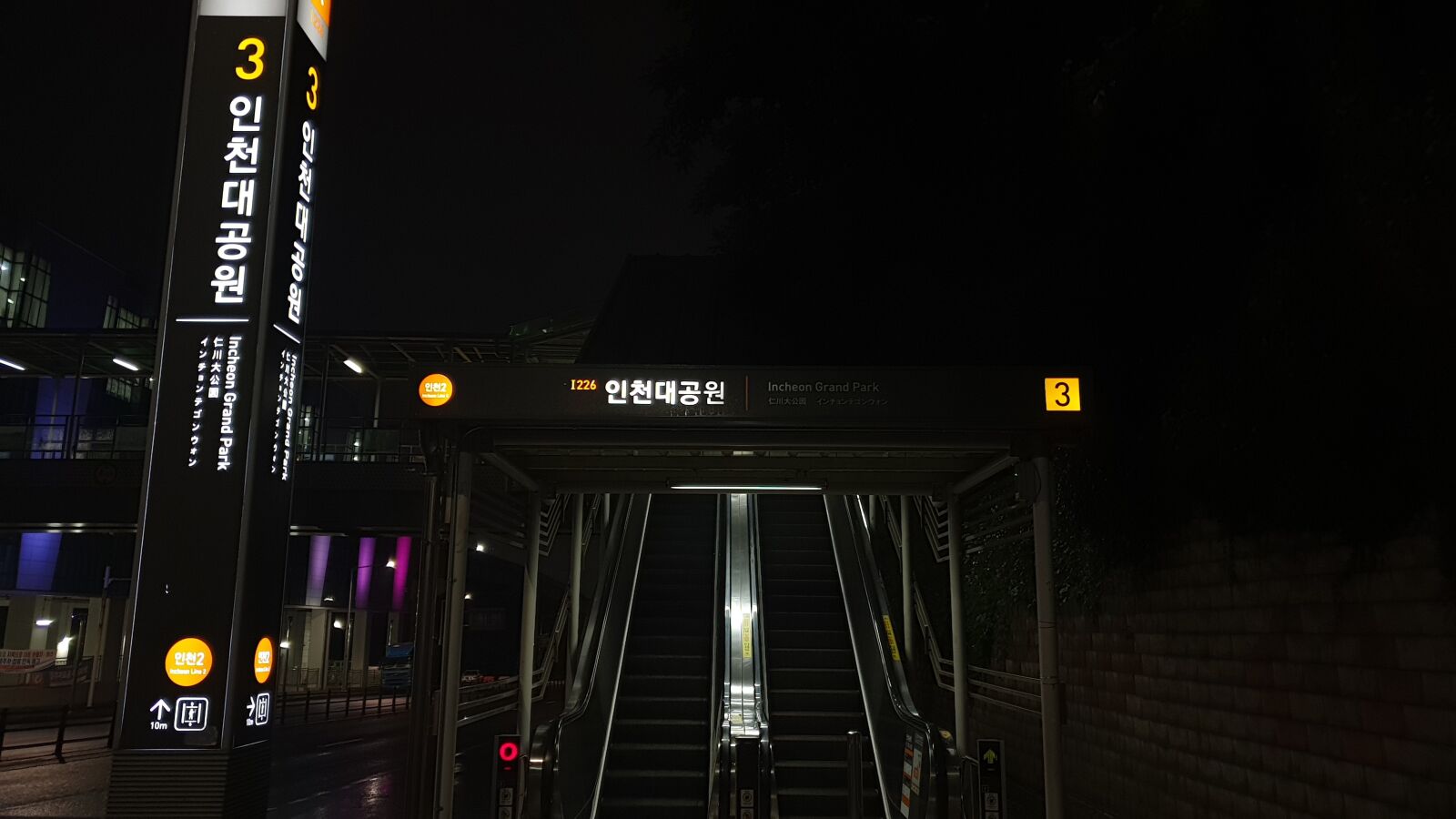 Samsung Galaxy Note9 sample photo. Subway, stair, night photography