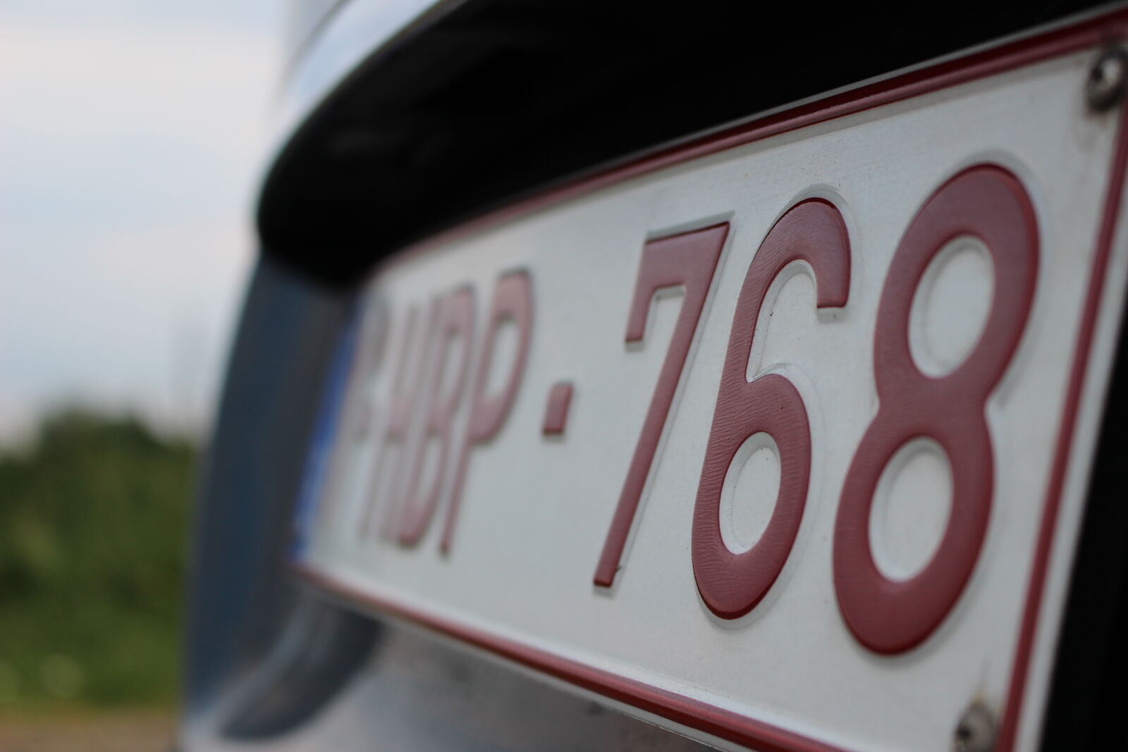 Canon EOS 100D (EOS Rebel SL1 / EOS Kiss X7) sample photo. Belgium, car, plate photography