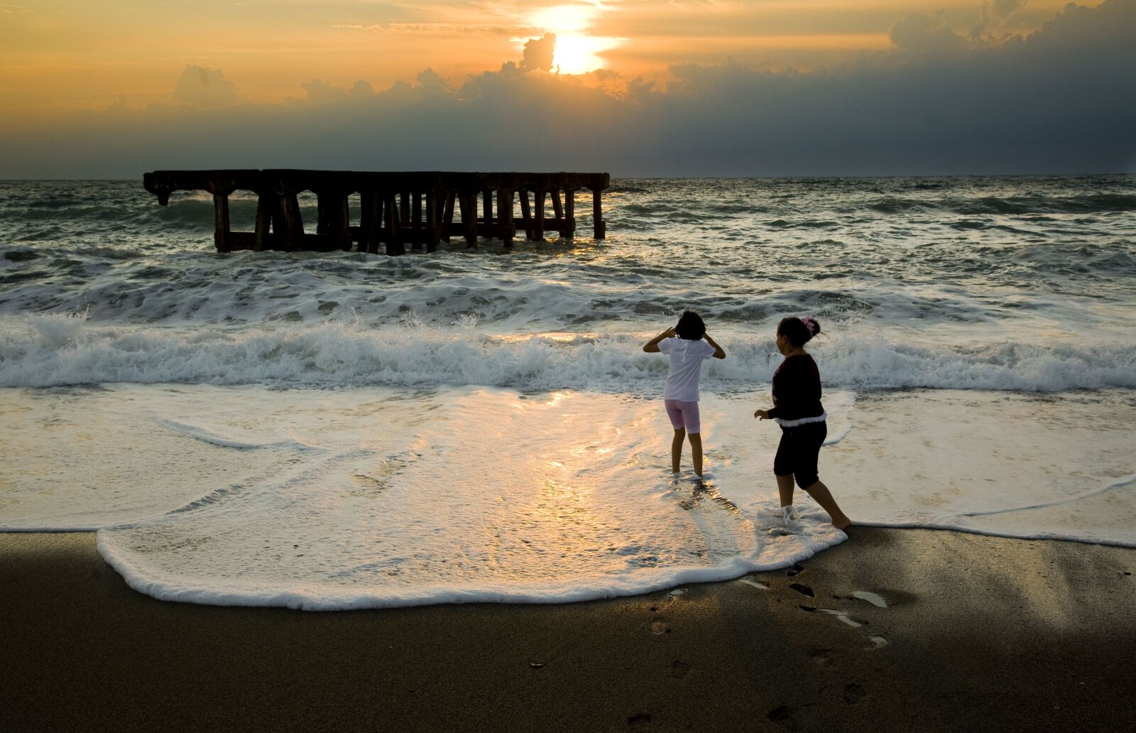 Canon EOS 5D sample photo. Sunset, children, horizon line photography