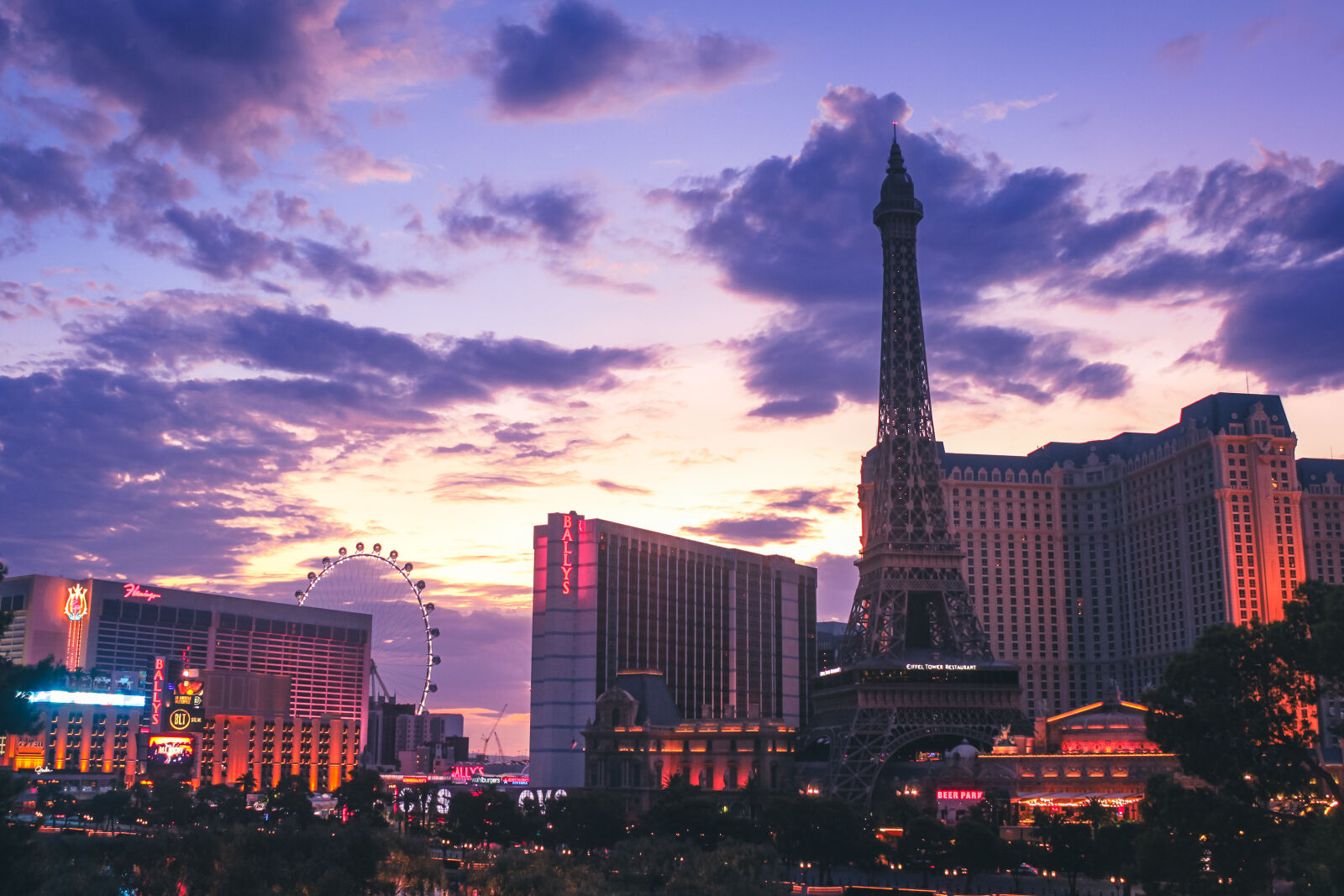 Canon EF-S 18-55mm F3.5-5.6 IS sample photo. Sunrise on the strip photography
