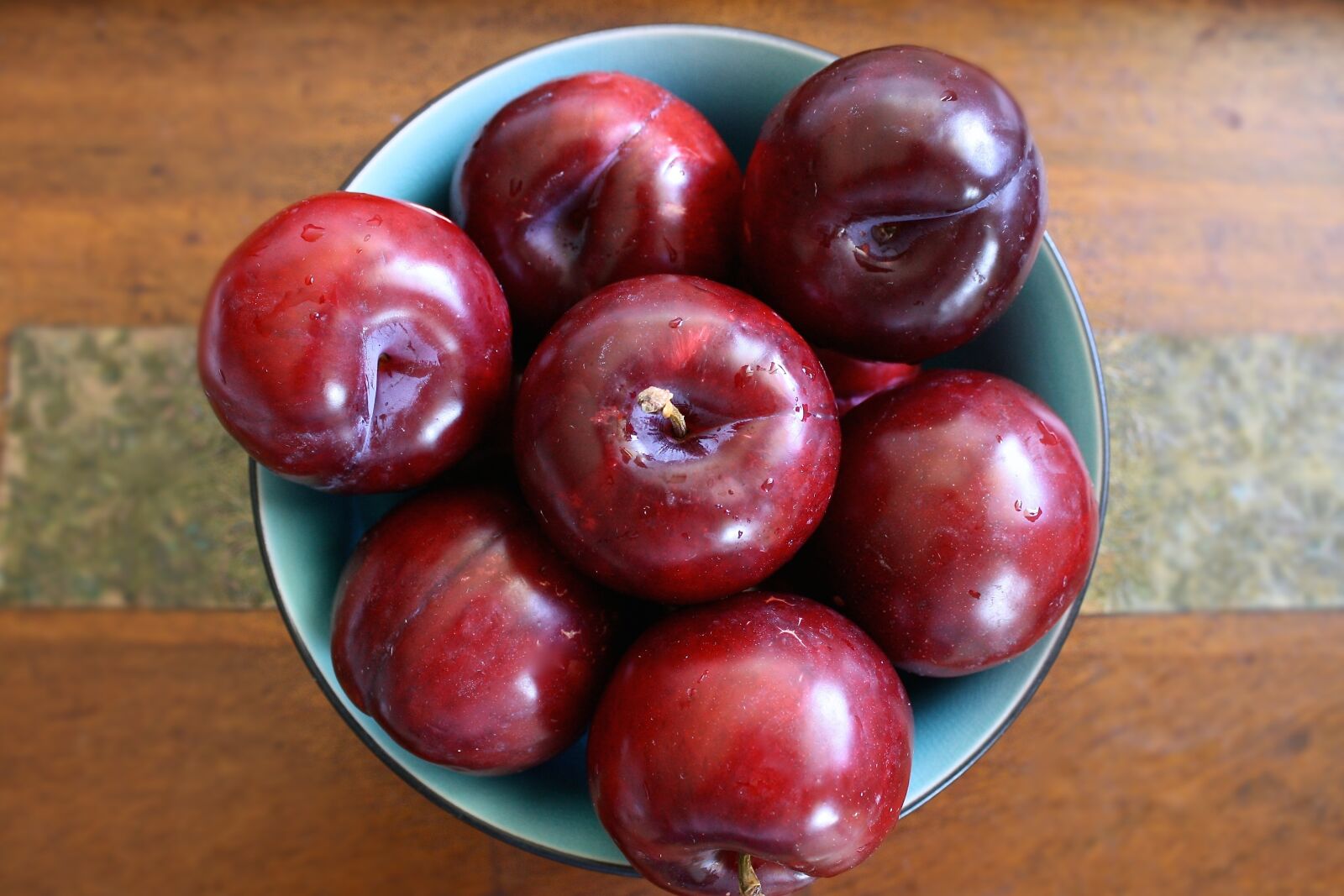 Canon EOS 1000D (EOS Digital Rebel XS / EOS Kiss F) sample photo. Plum, fruit, food photography