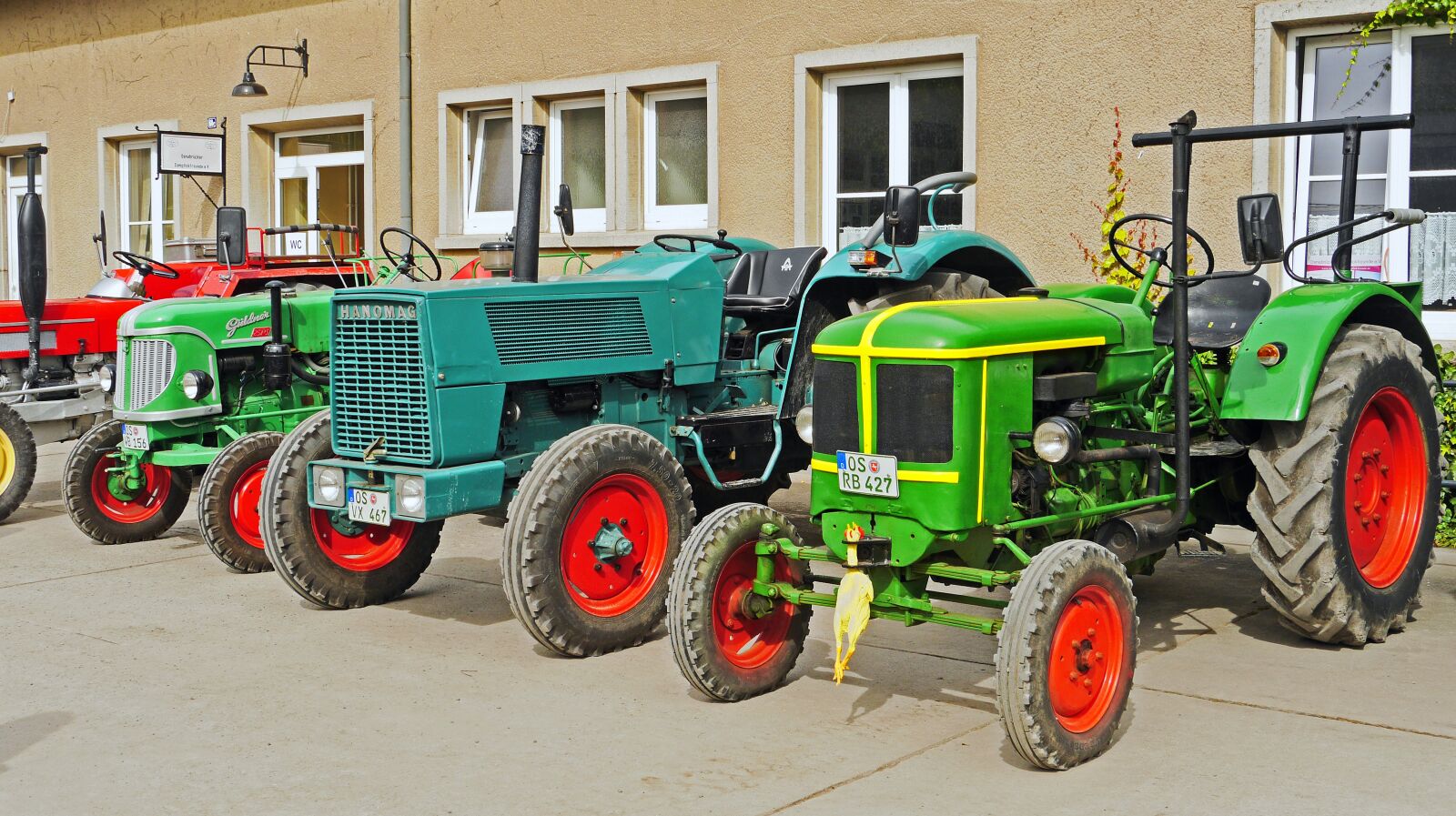 Panasonic Lumix DMC-GH3 sample photo. Tractors, oldtimer, parade photography