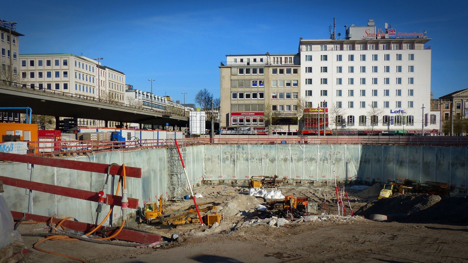 Panasonic Lumix DMC-FZ200 sample photo. Site, construction machine, machine photography