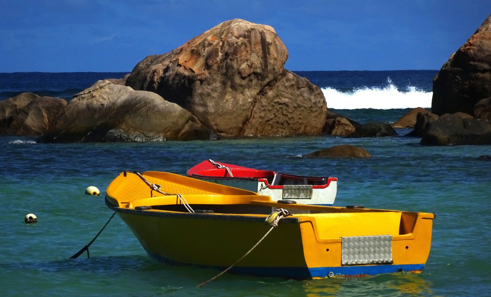 Sony Cyber-shot DSC-WX350 sample photo. Boat, yellow, red photography