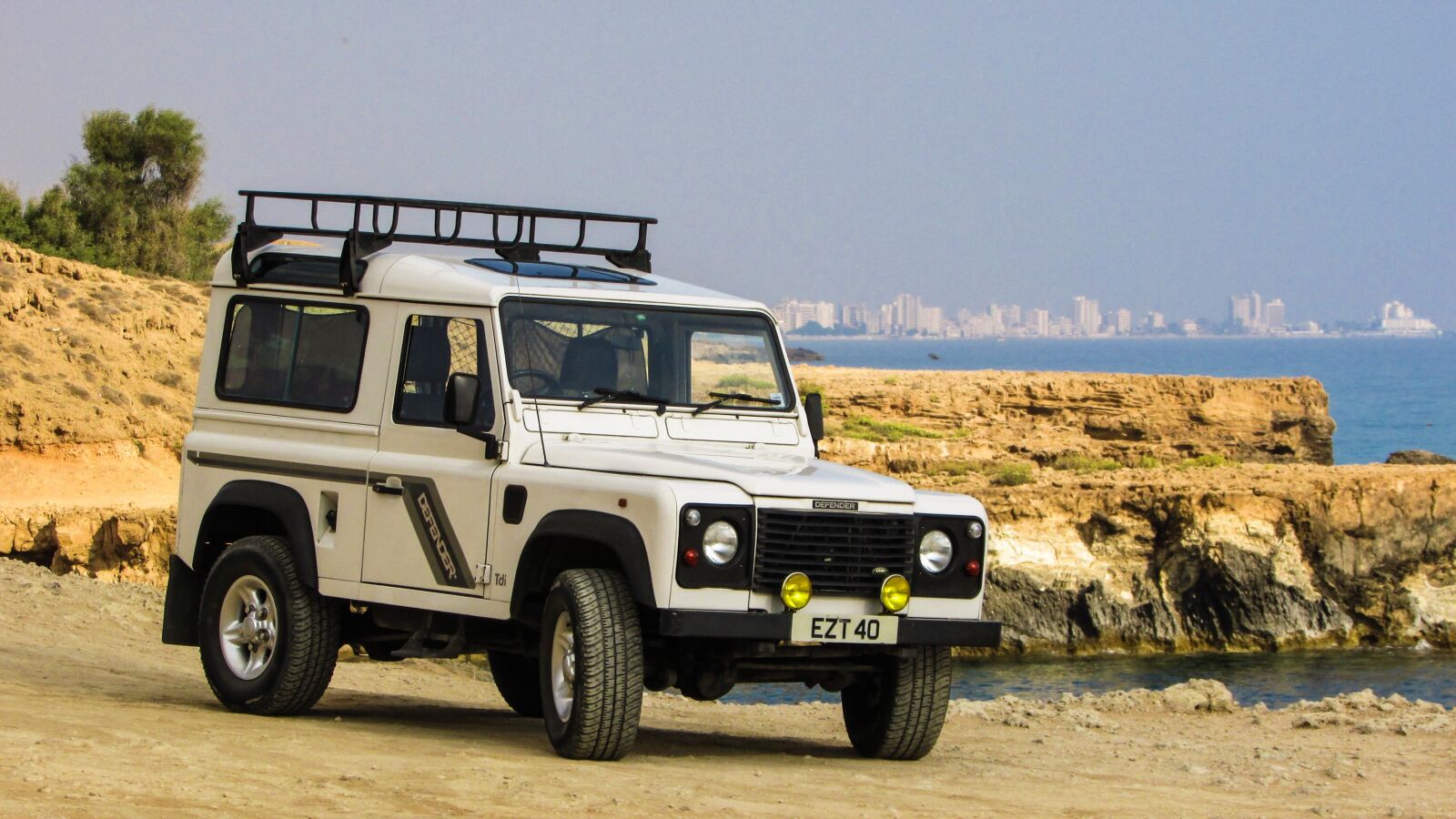 Canon PowerShot SX400 IS sample photo. Land rover, defender, car photography