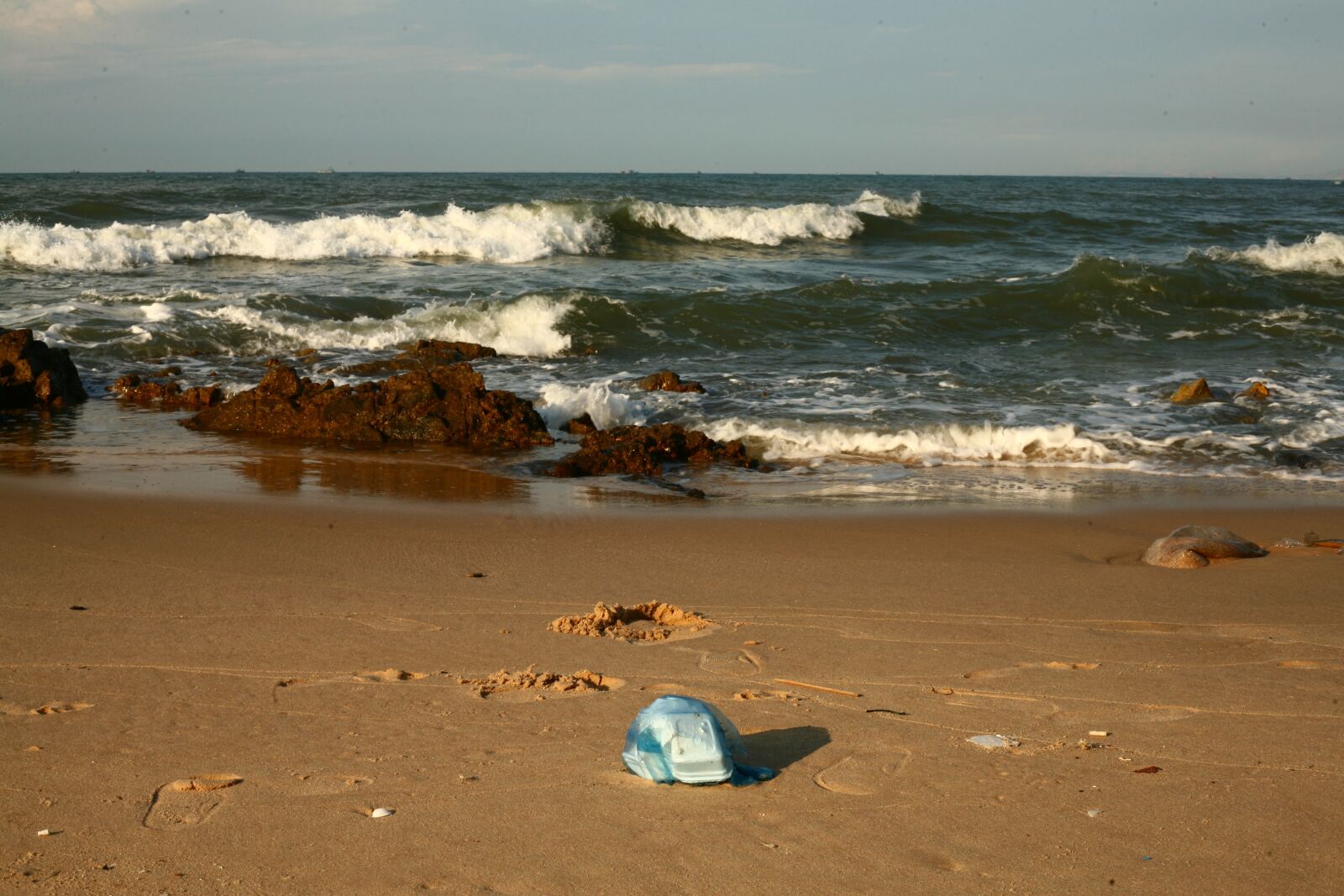 Canon EOS 5D sample photo. Plastic, ocean, pollution photography