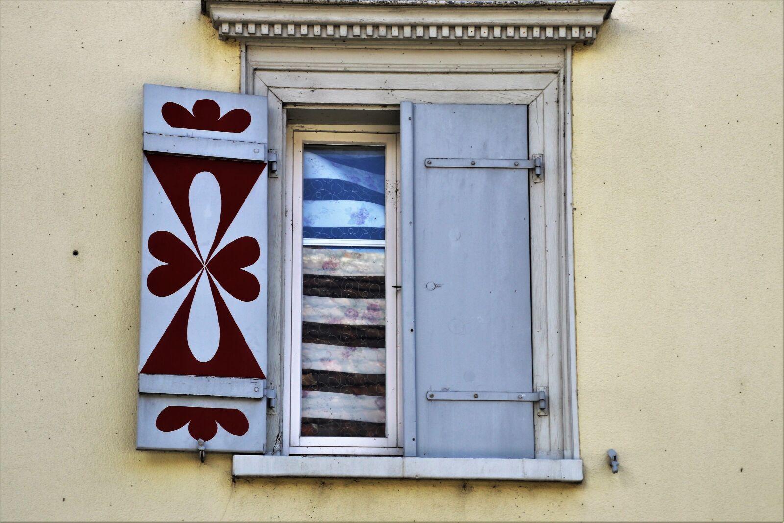 Canon EOS 80D sample photo. House, old windows, window photography