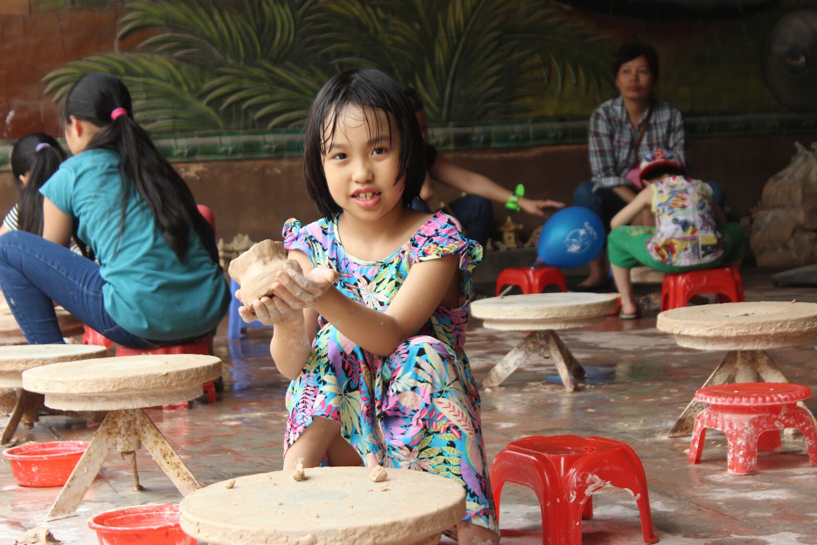Canon EOS 600D (Rebel EOS T3i / EOS Kiss X5) sample photo. Bat trang, child, ceramic photography