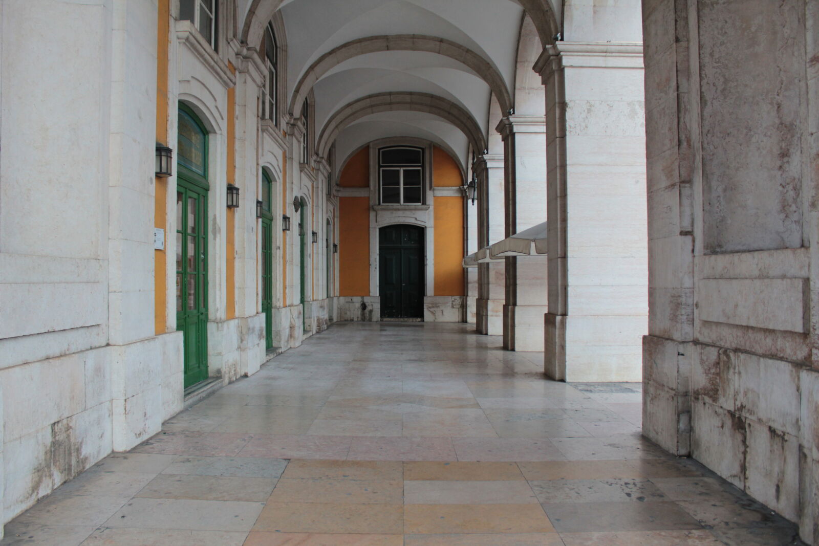 Canon EOS 550D (EOS Rebel T2i / EOS Kiss X4) sample photo. Door, hallway photography