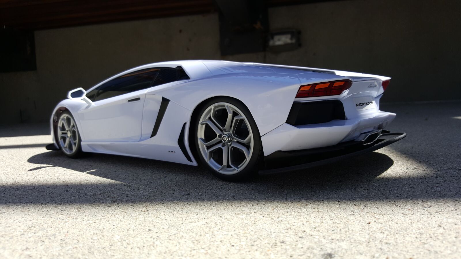 Samsung Galaxy Note5 sample photo. Ferrari toy car, white photography
