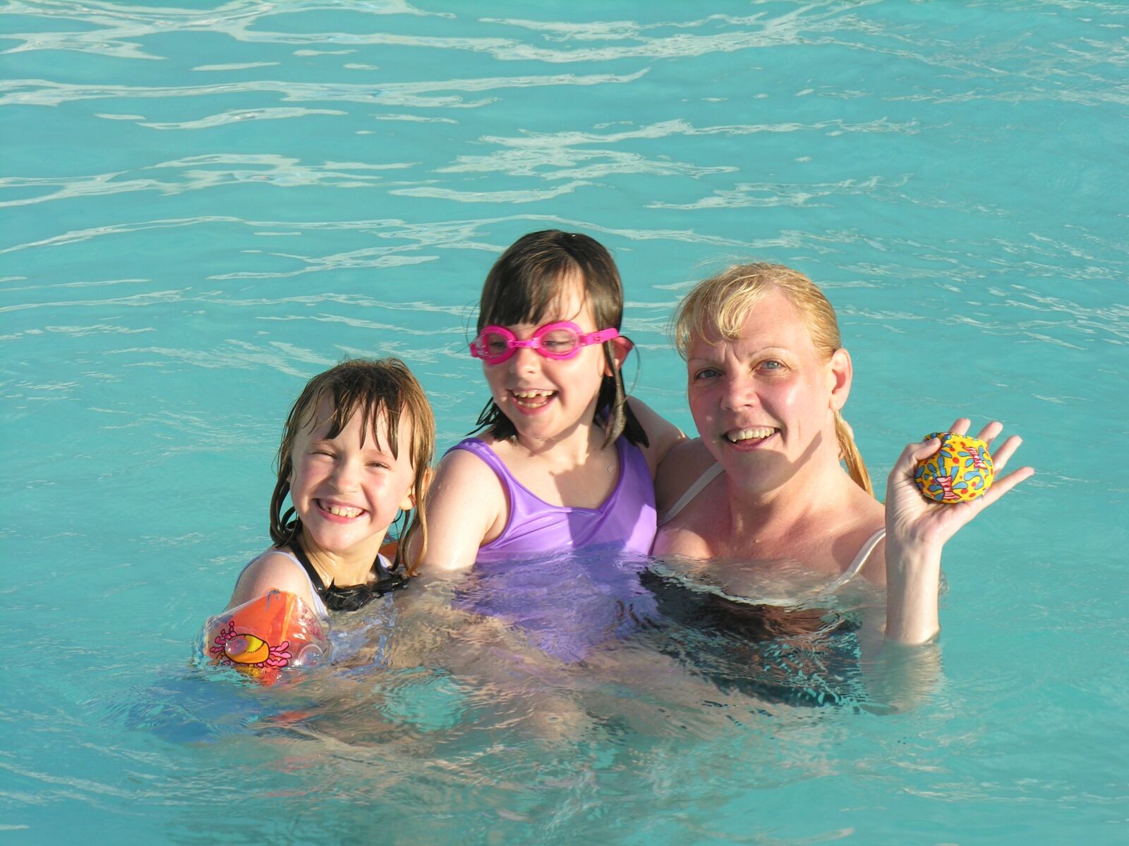 Nikon E8800 sample photo. Swimming, mother and daughters photography